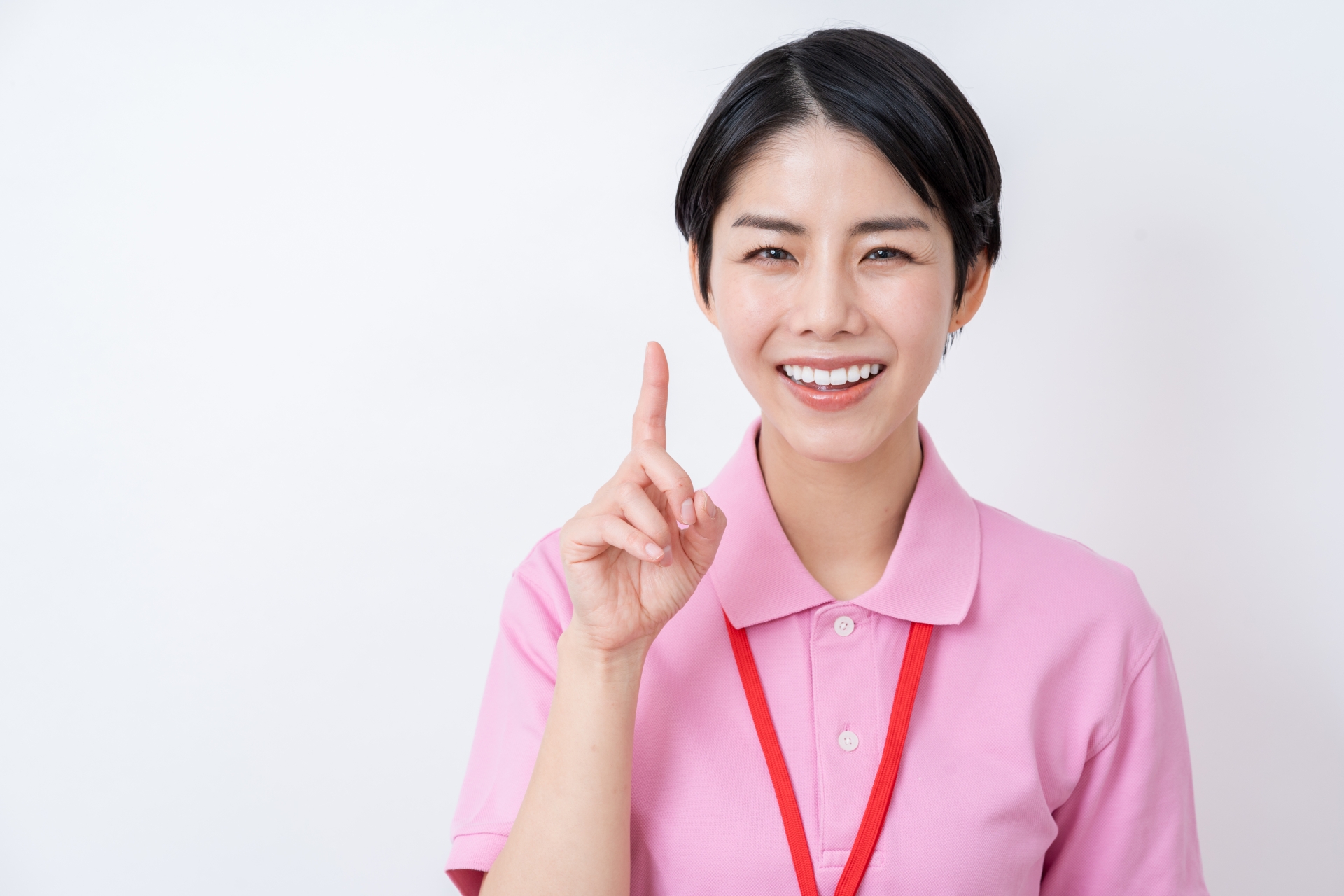 人差し指を立てているスタッフ