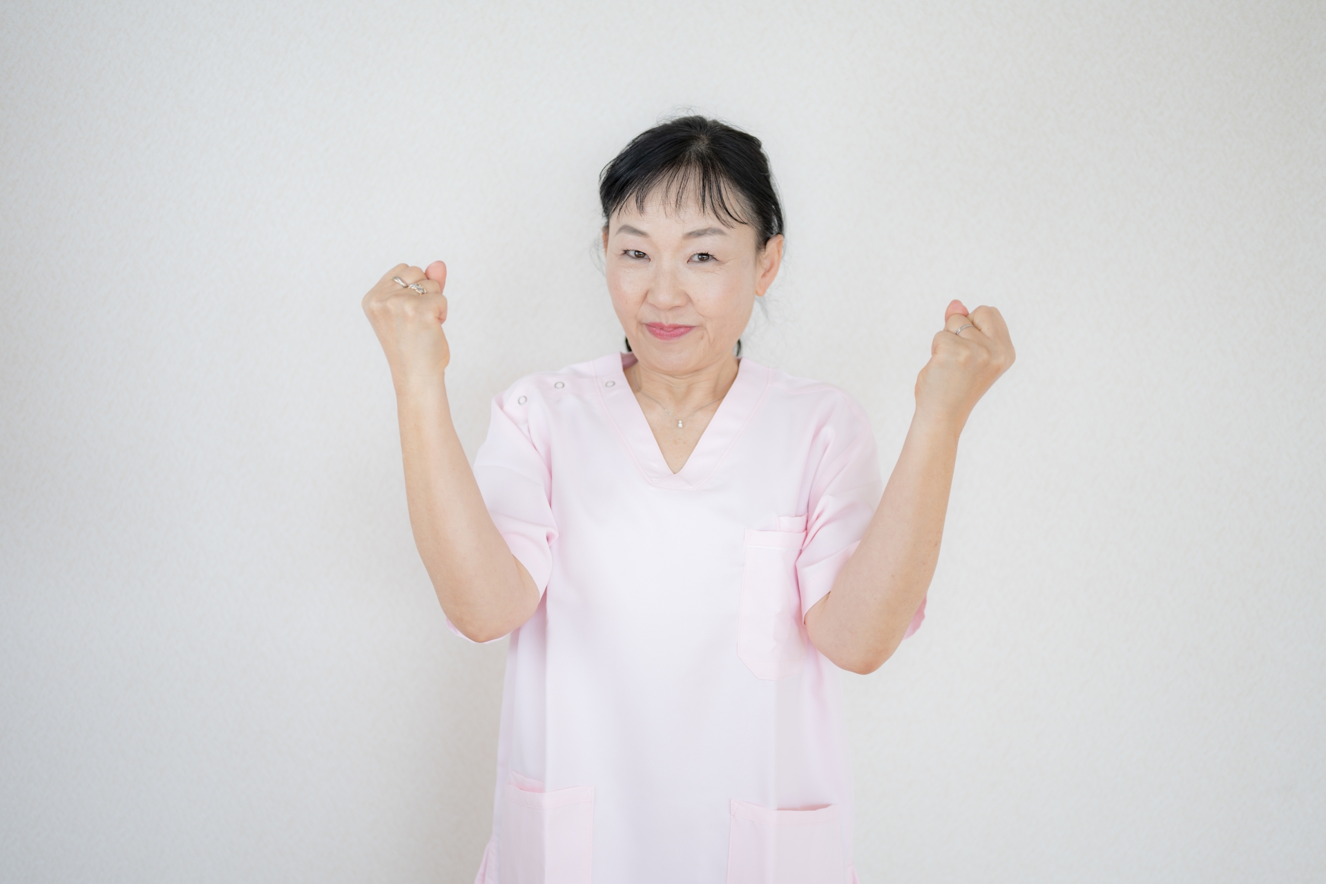 ガッツポーズする医療系中年女性