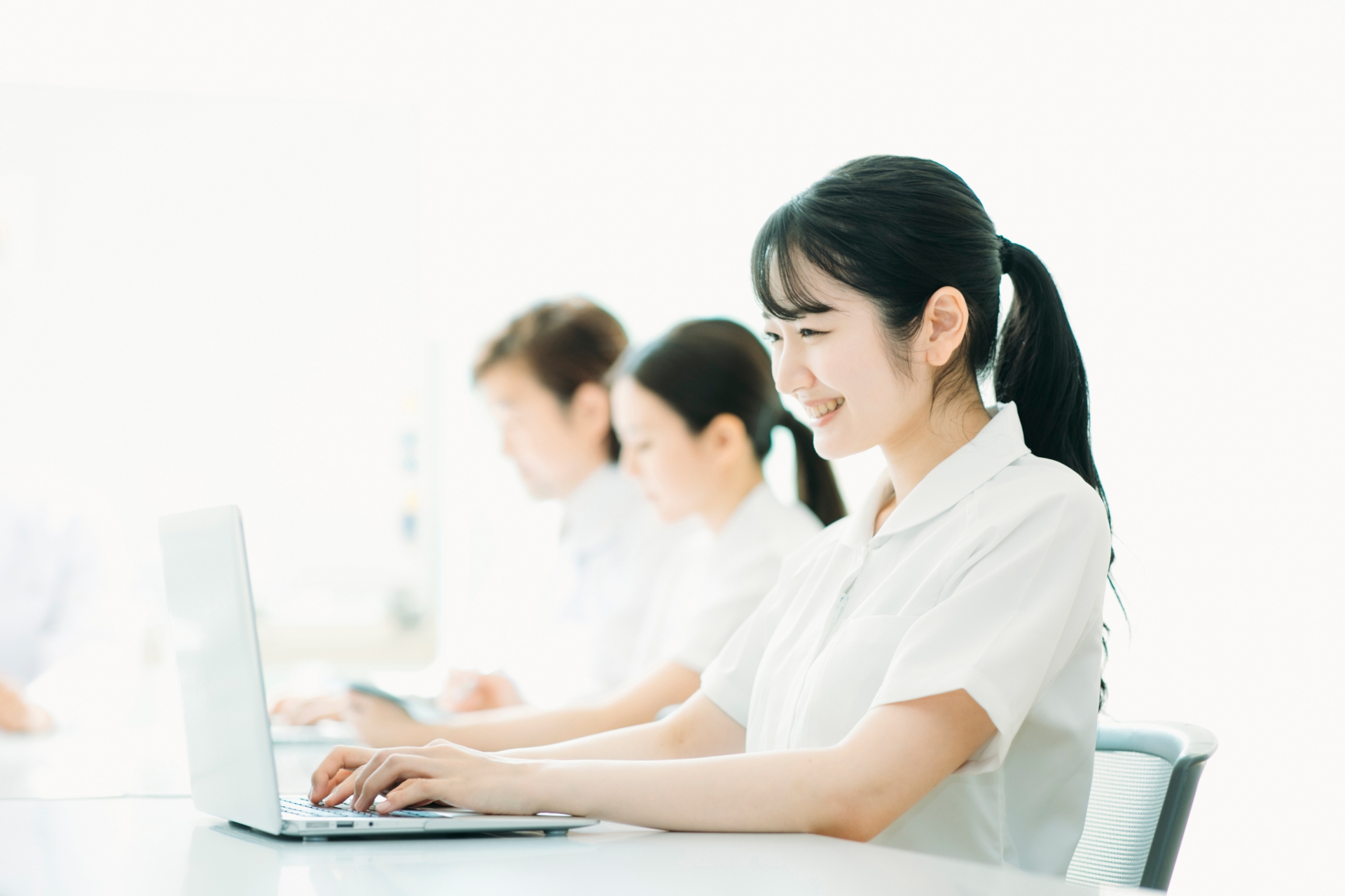 白衣を着た女性