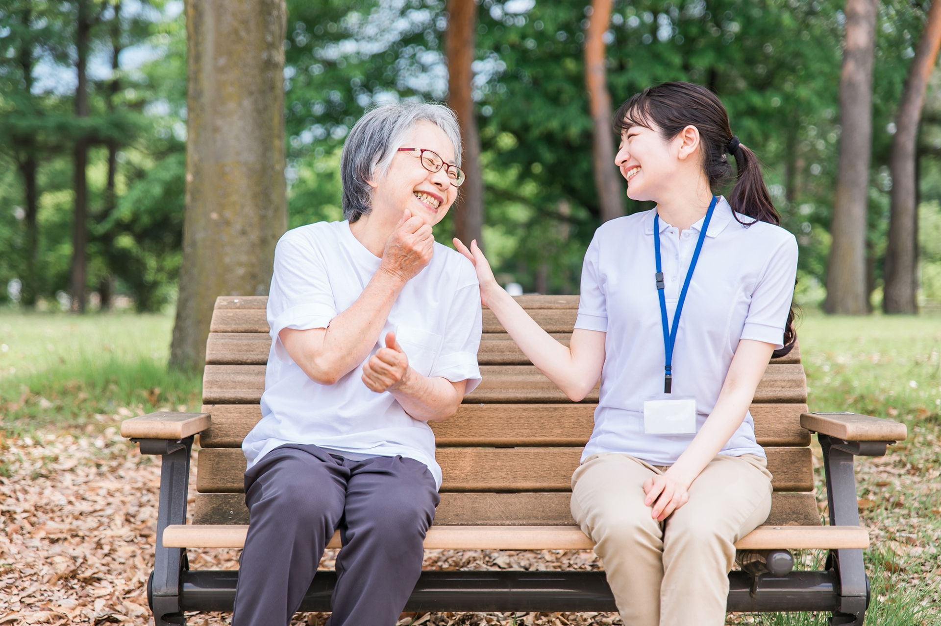 談笑する介護士と高齢者