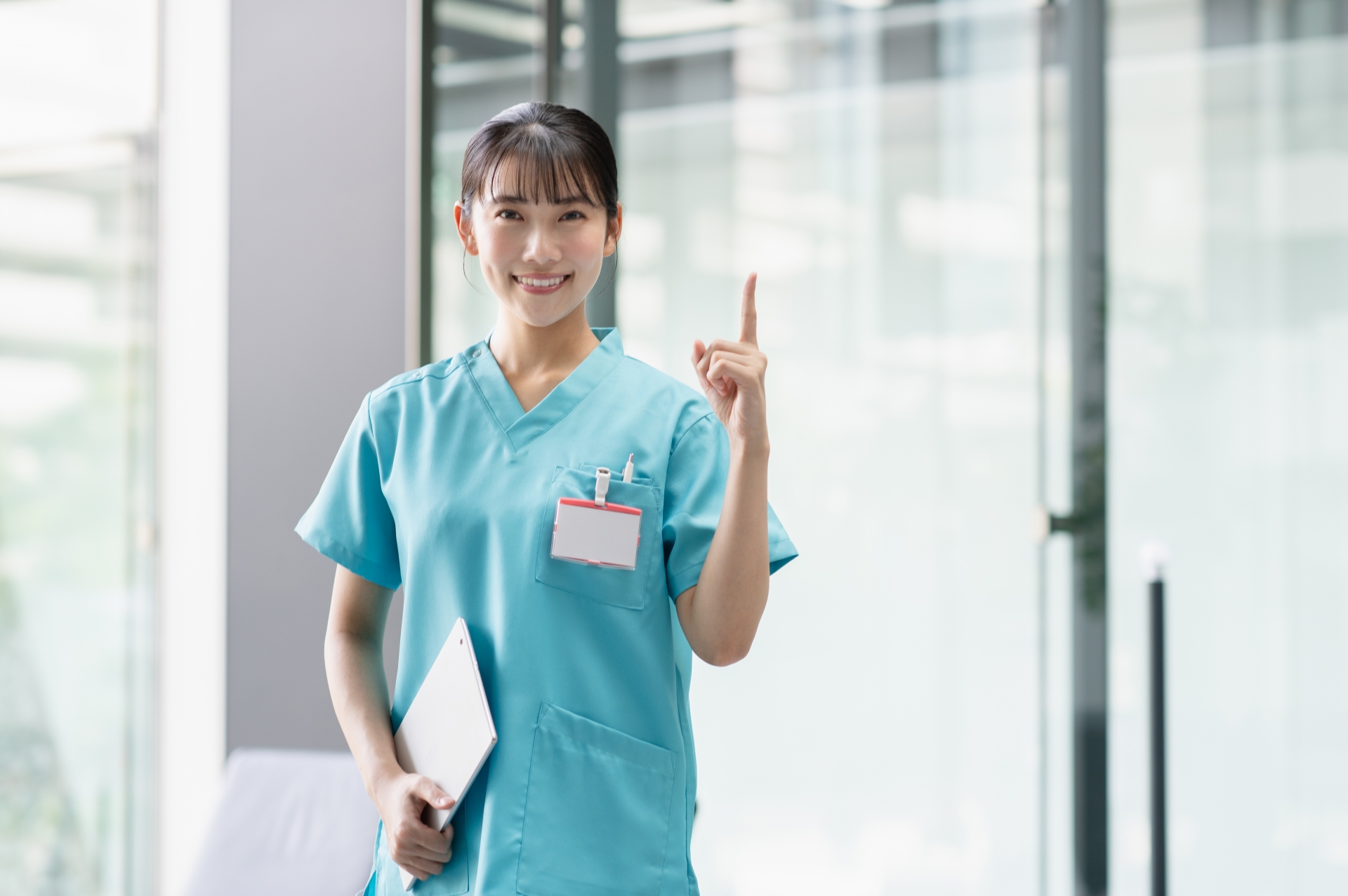 人差し指を立てる女性