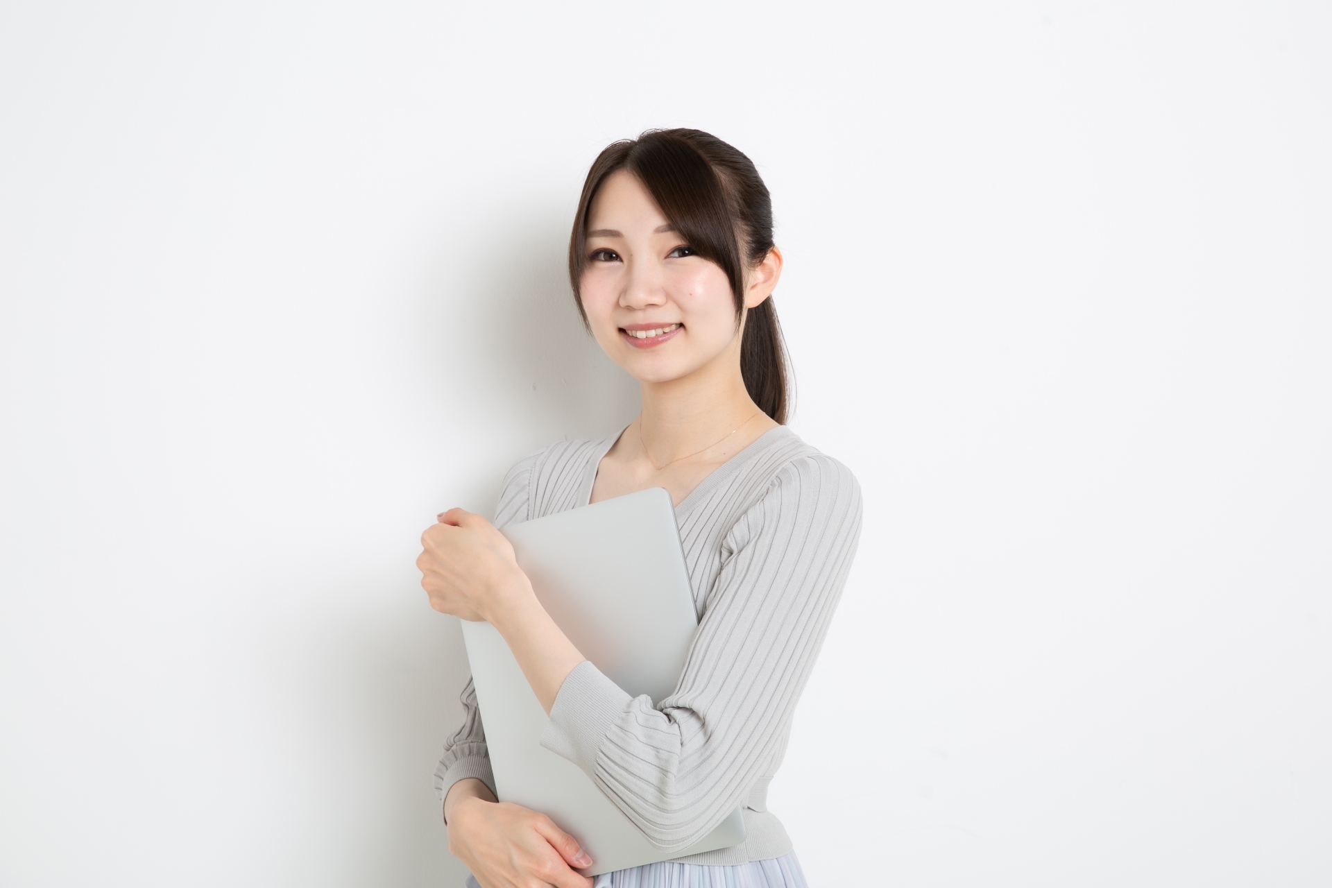 シンプルな服装の女性