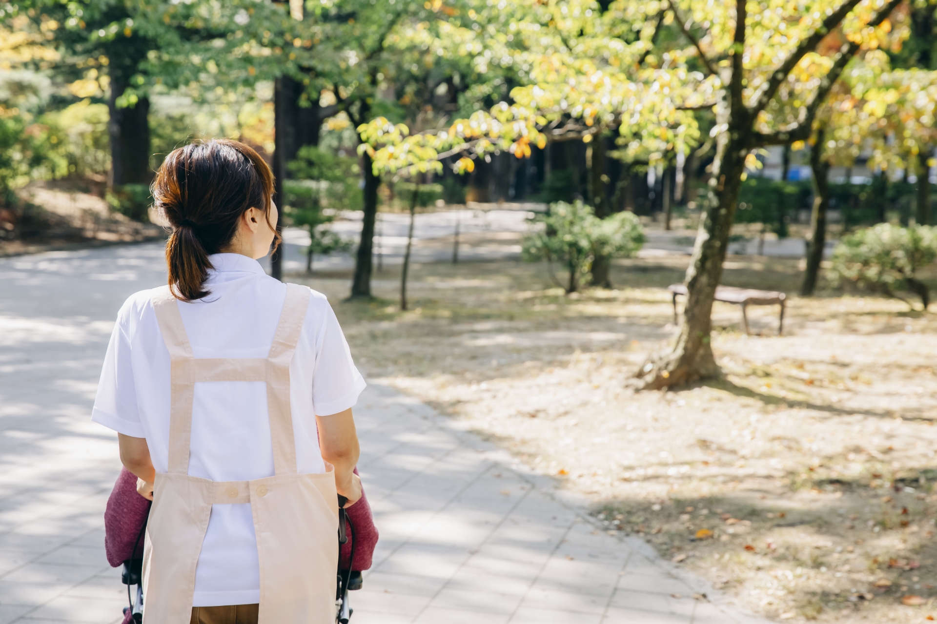 車椅子を押す女性