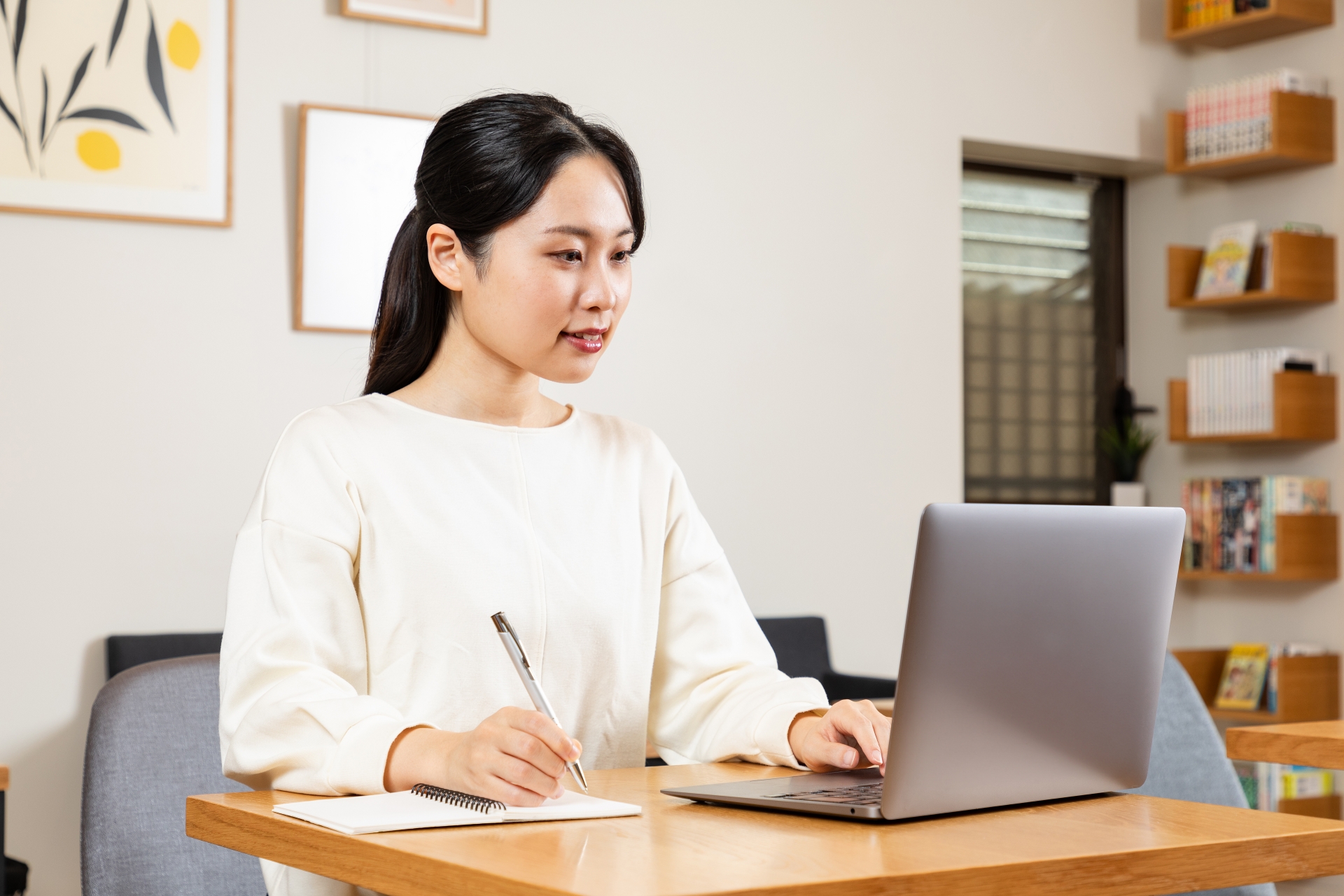PCを操作してメモをするアジア人女性01