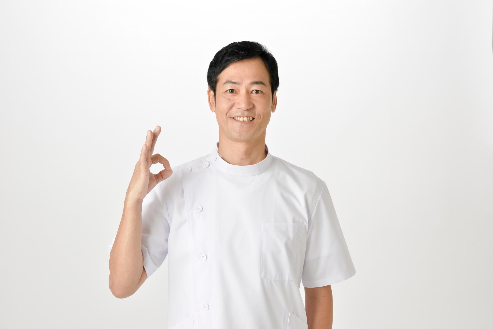 OKサインをする整体師