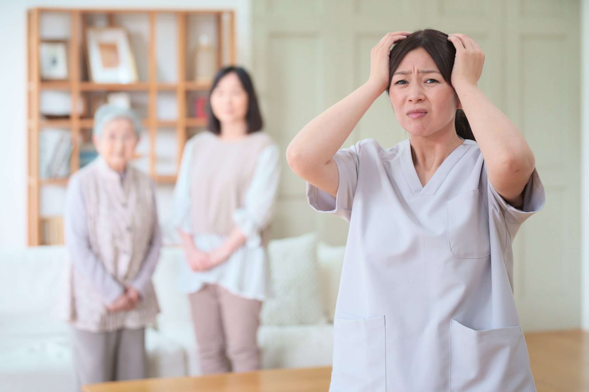 頭を抱える女性