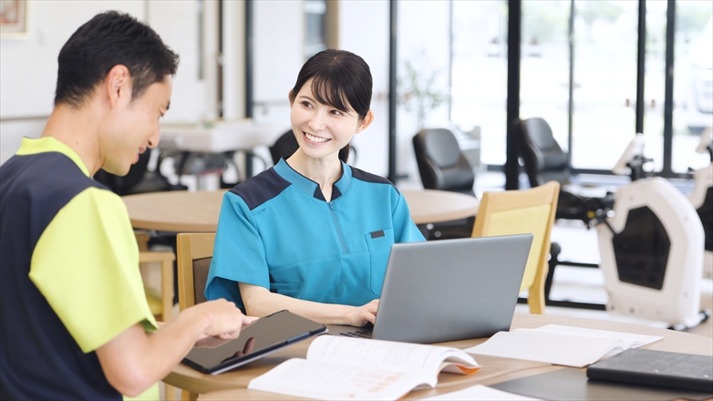 ミーティングをするアジア人介護士