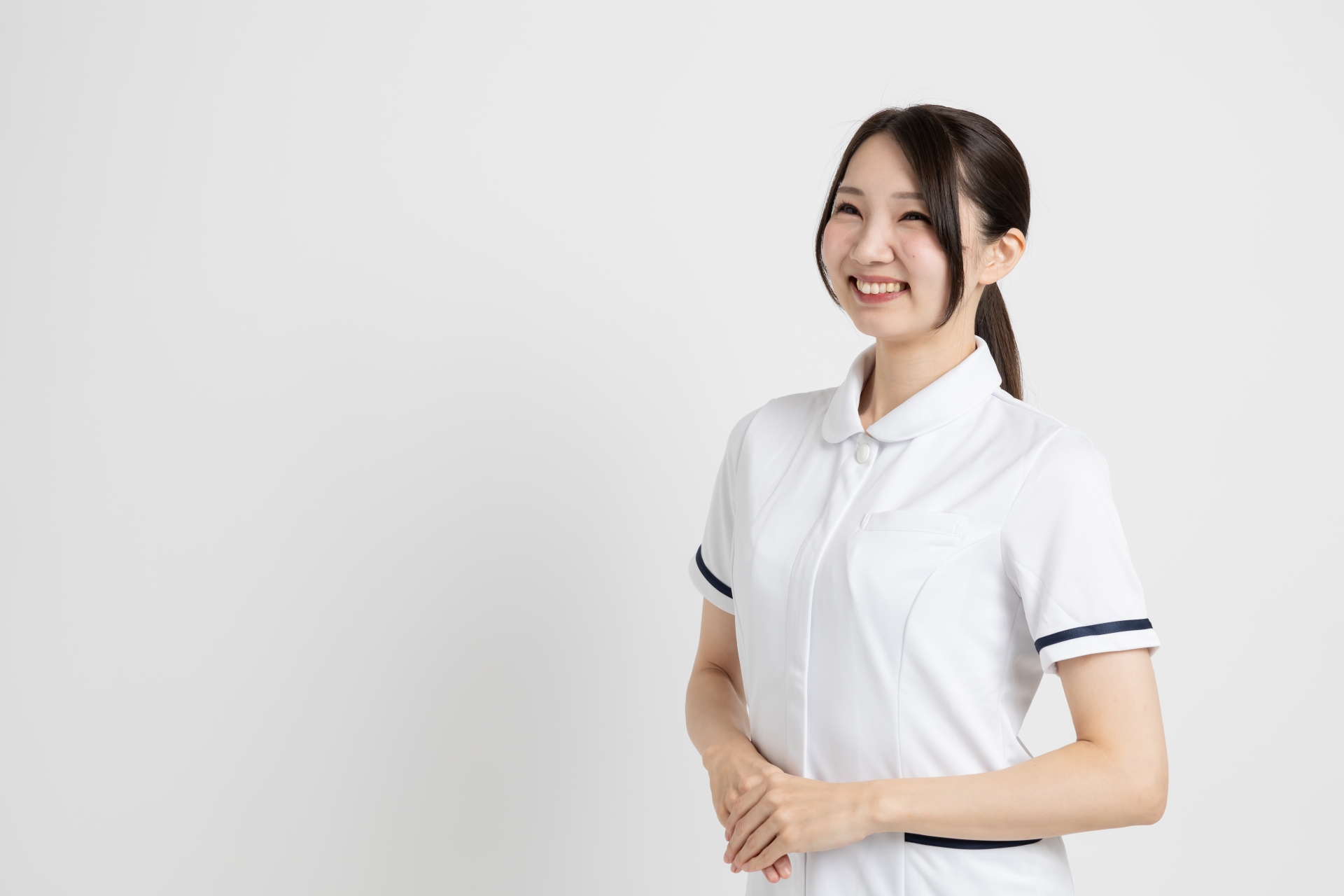 手を前で重ねる看護師