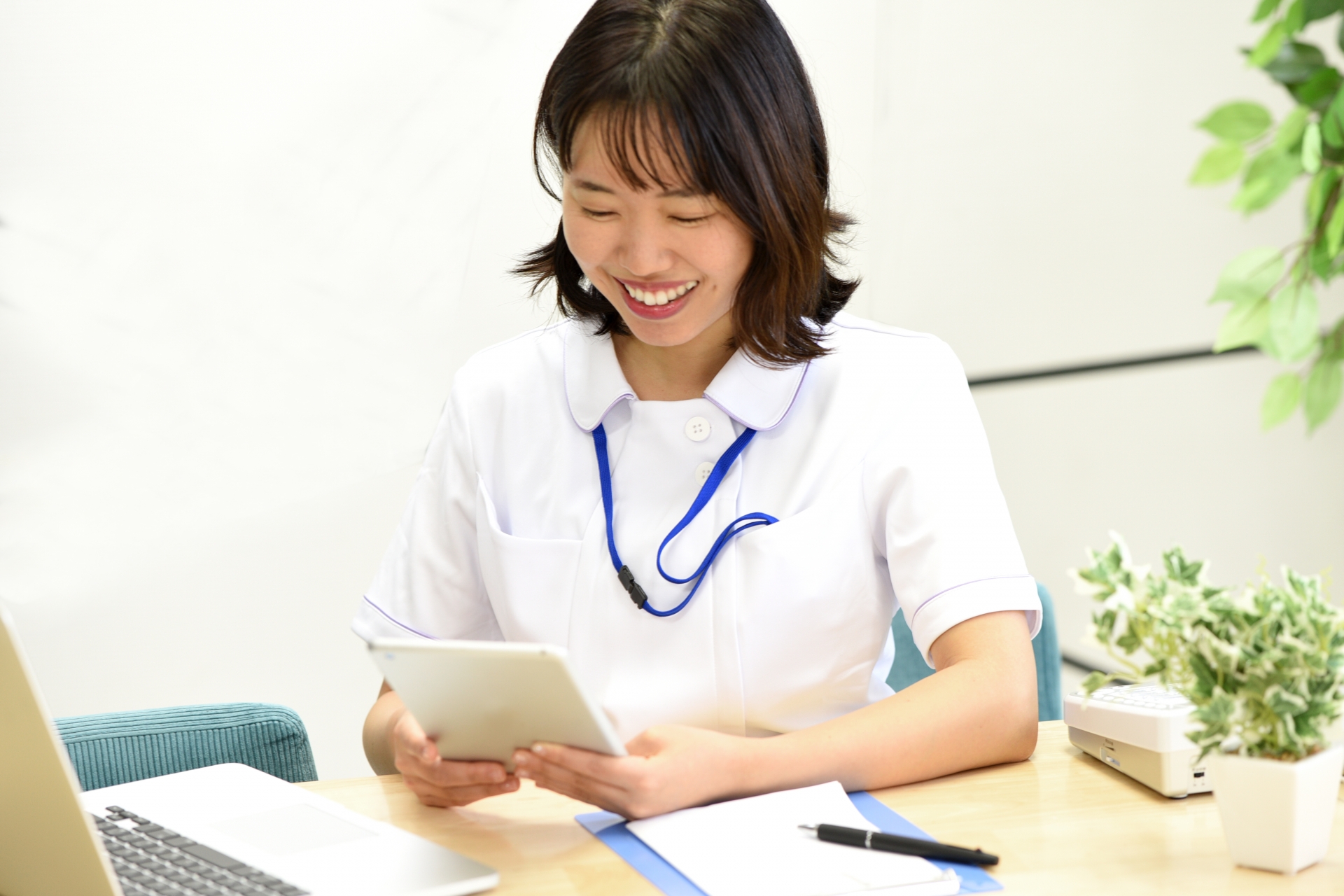 タブレットと医療従事者の女性