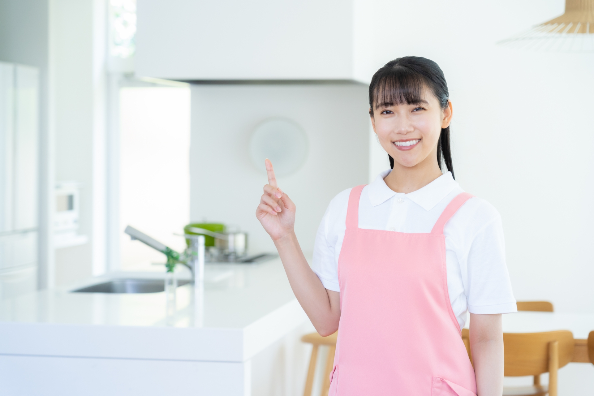 リビングの介護士の女性