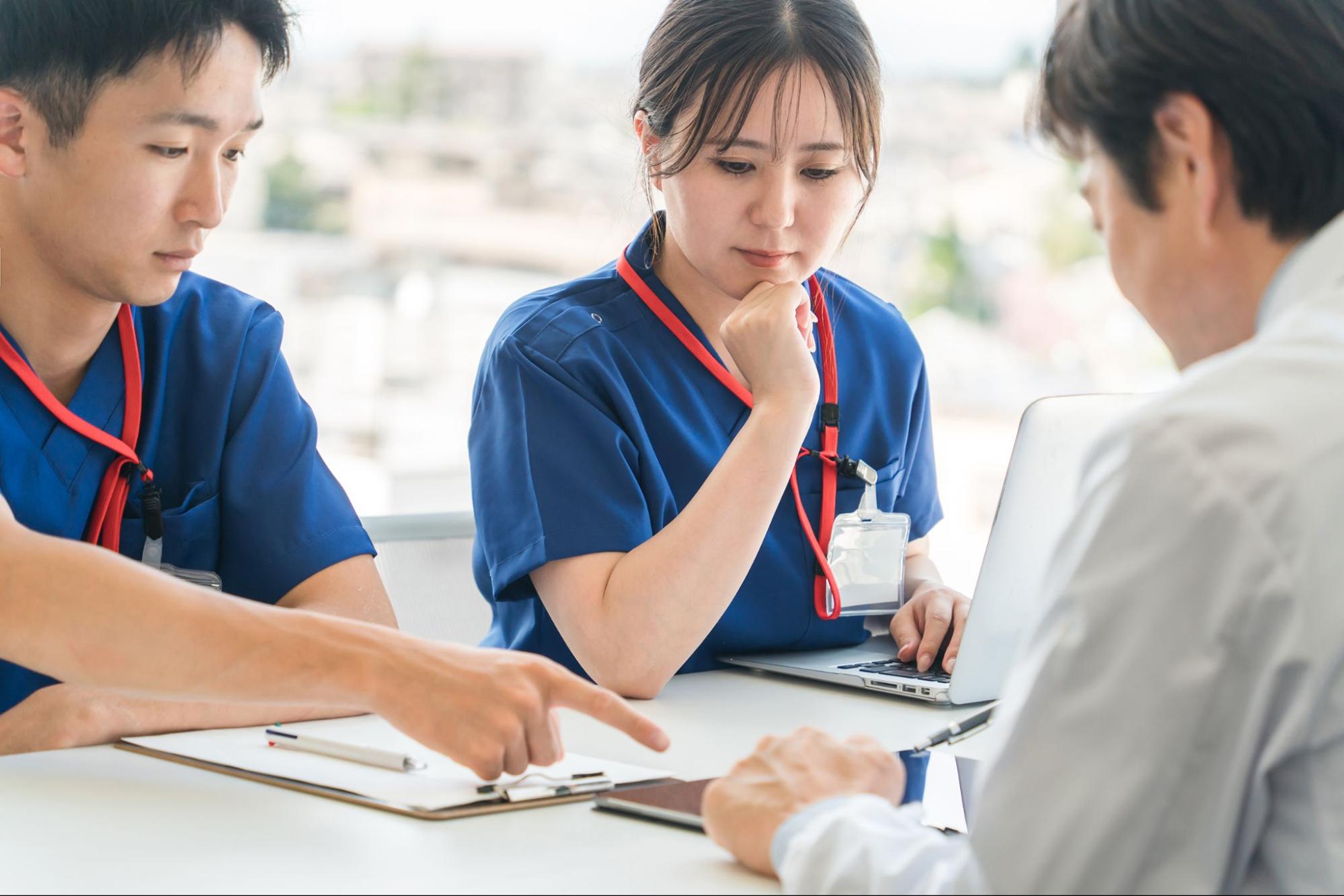 カンファレンス・ミーティングする看護師