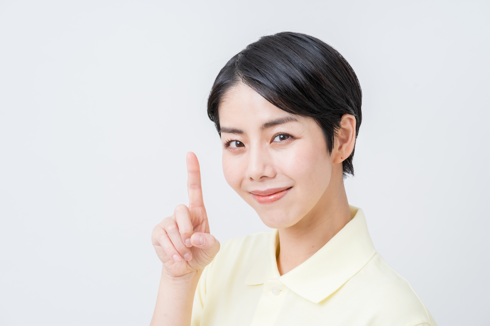 人差し指を立てている女性