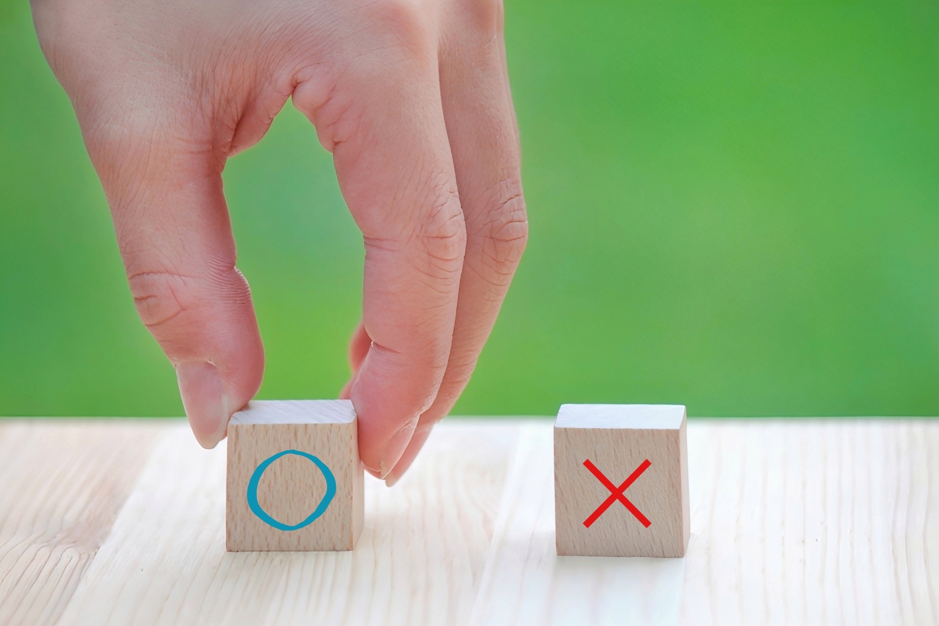 バツ マルを選択する手