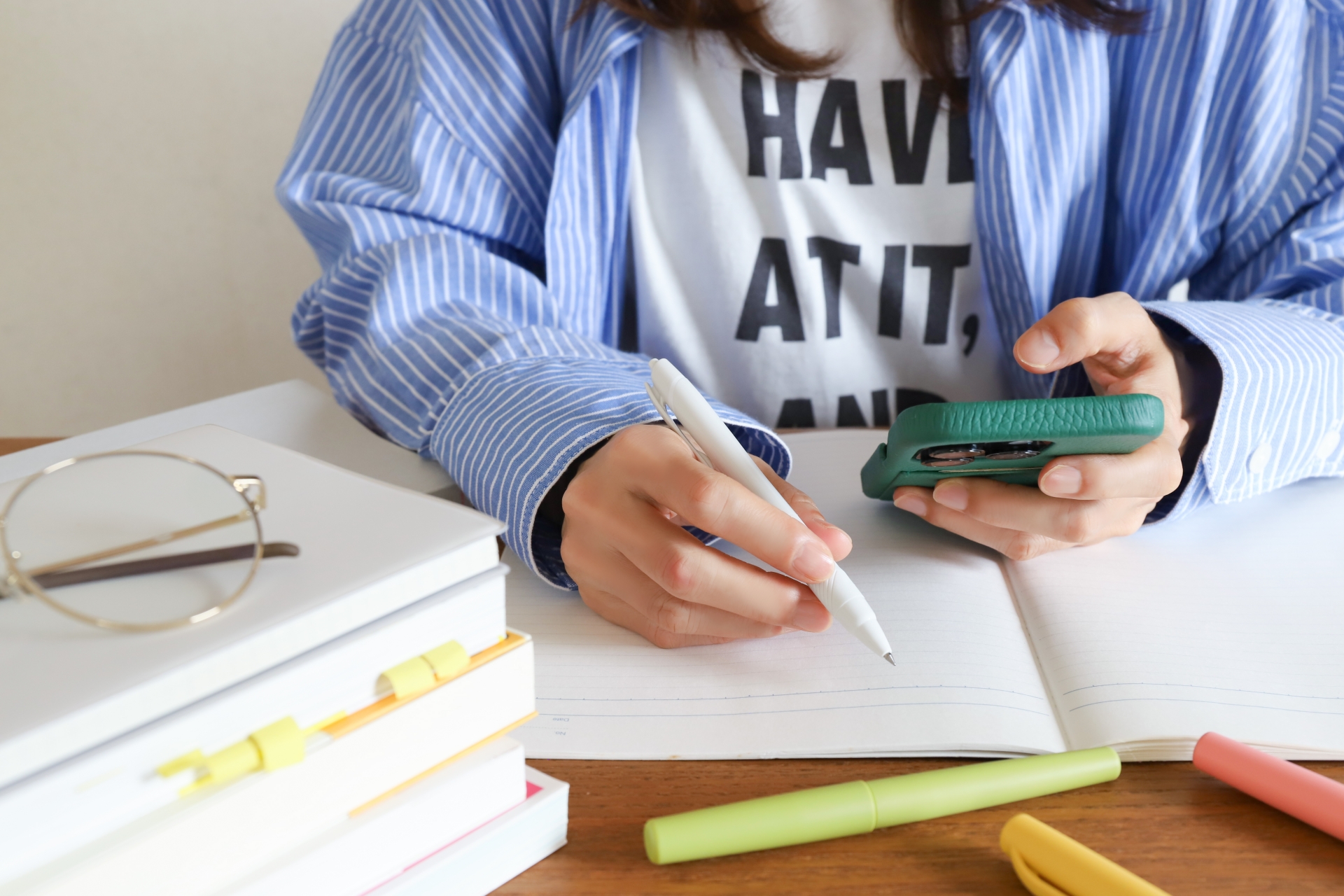 スマホで勉強をする女性