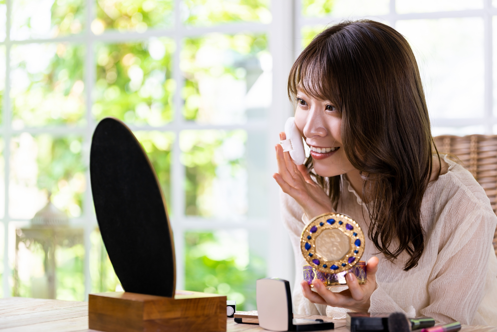 メイクをする女性