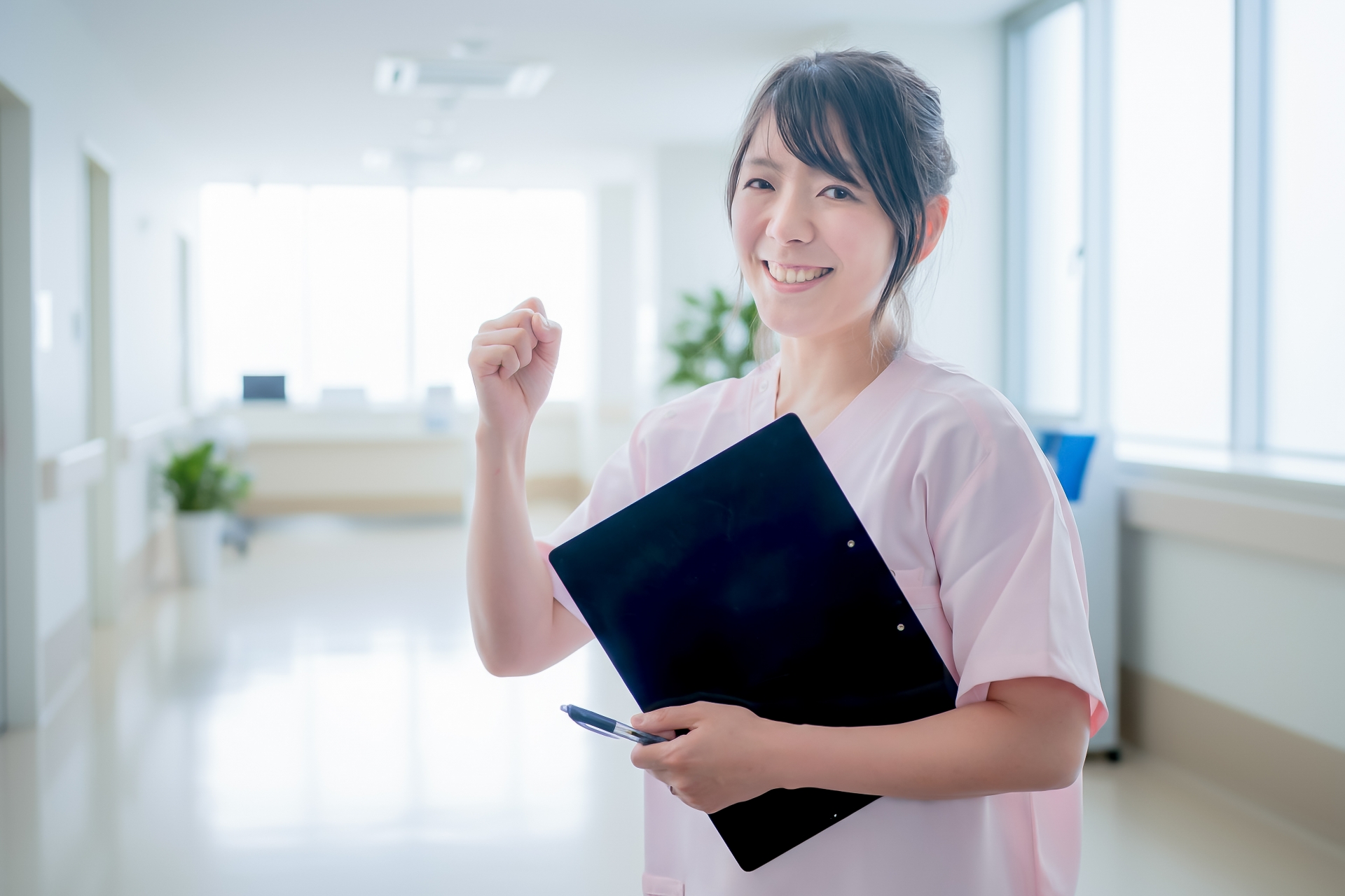 ガッツポーズする爽やかな医療女性