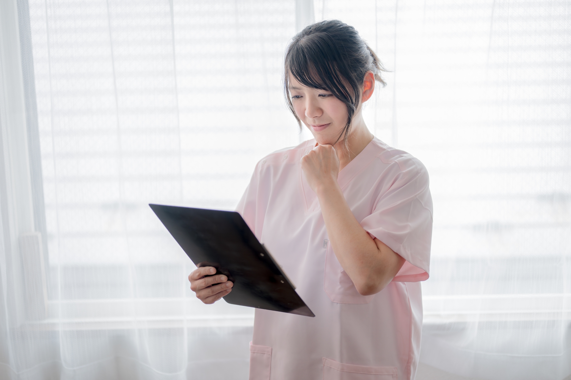 情報を確認する介護士
