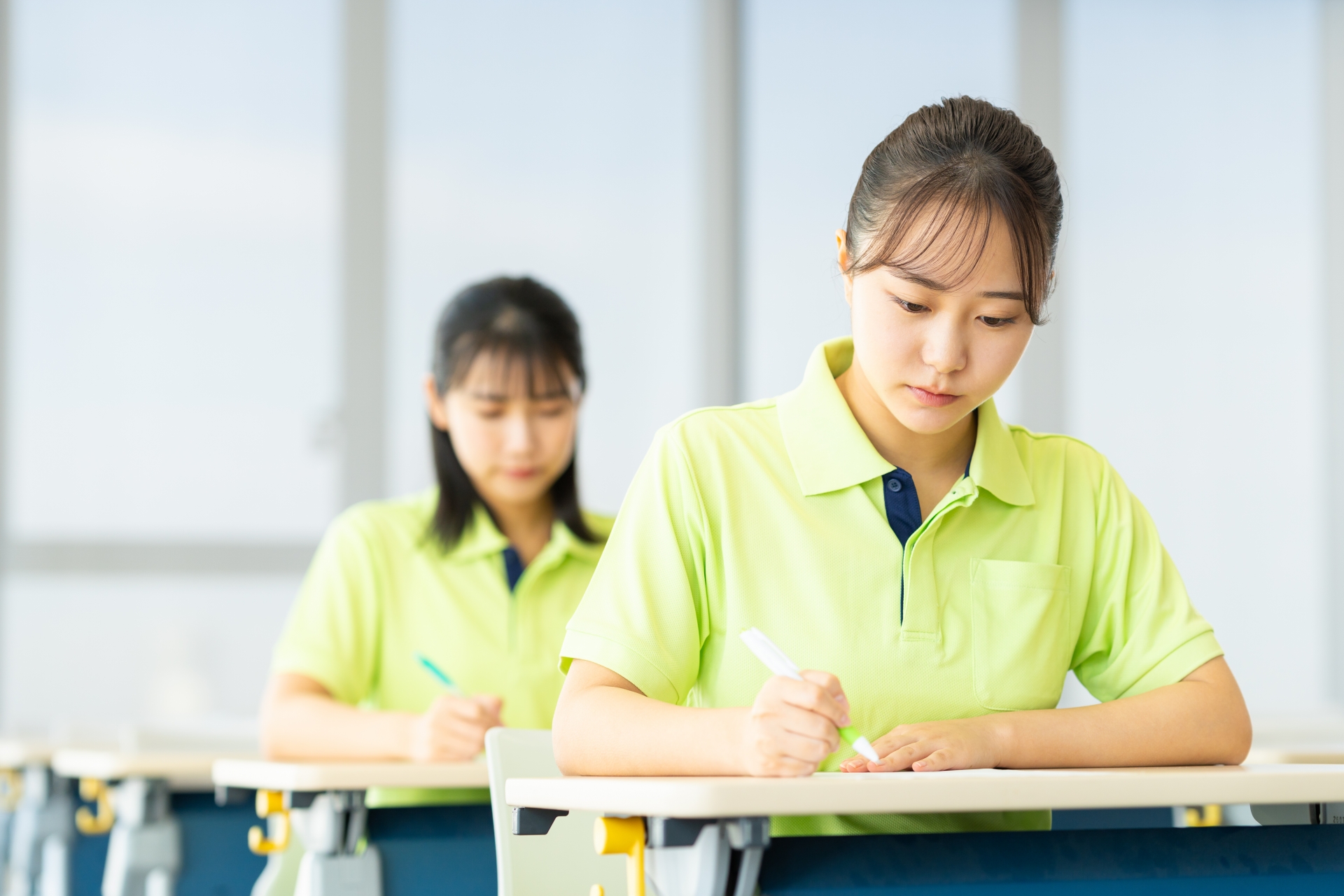 勉強する若い女性介護士