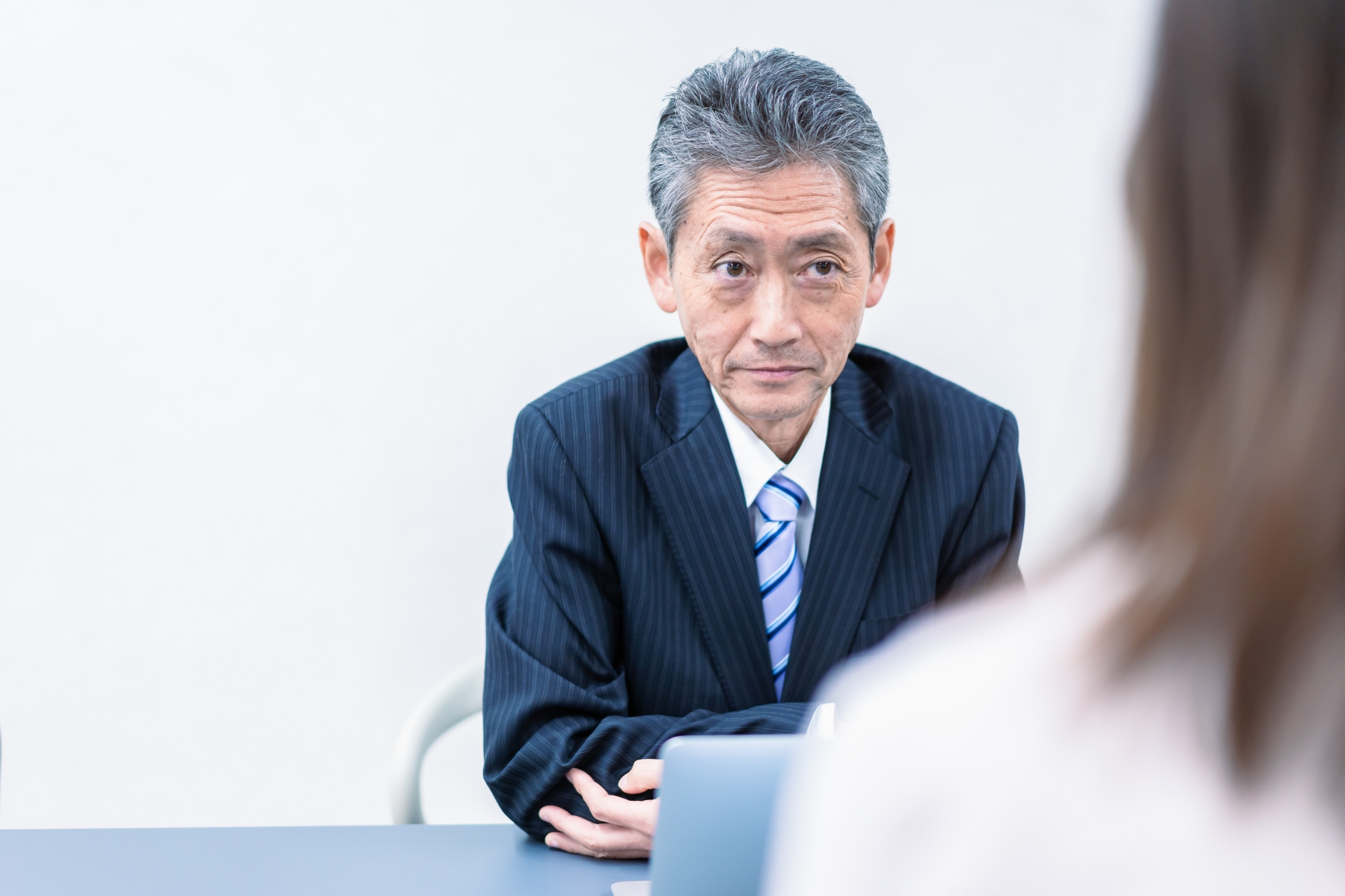 女性社員と面談をする上司