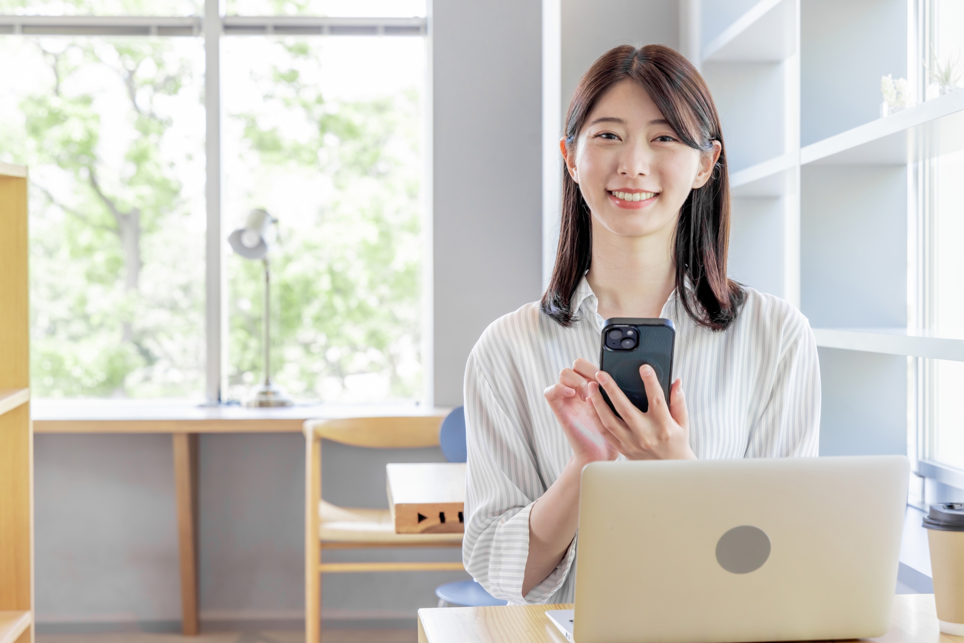 スマホを触る女性