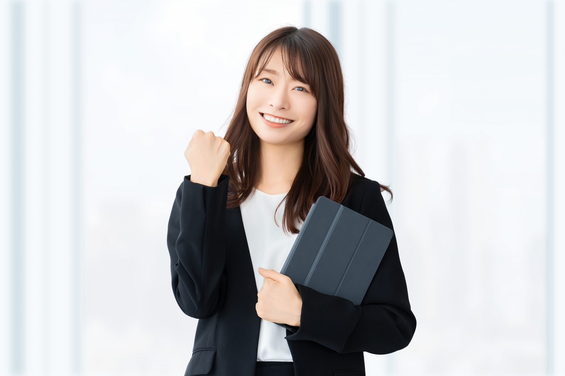 ガッツポーズの女性