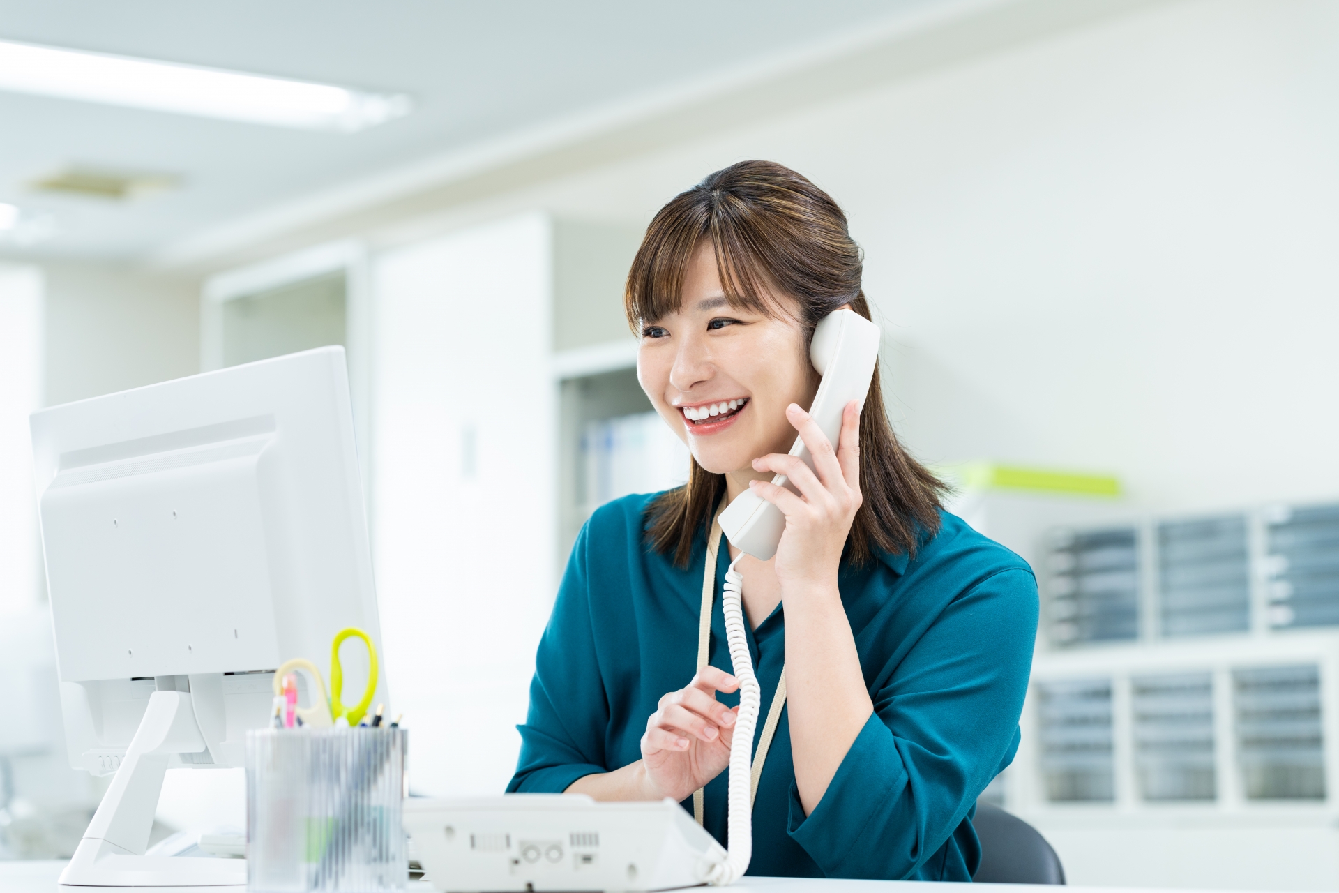 笑顔で通話する女性