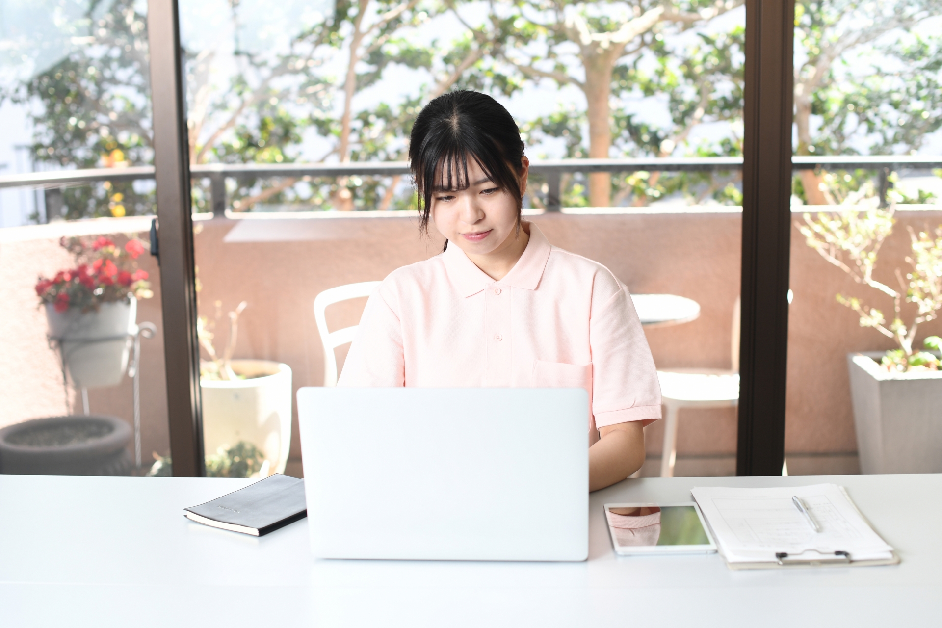 PCを触る女性