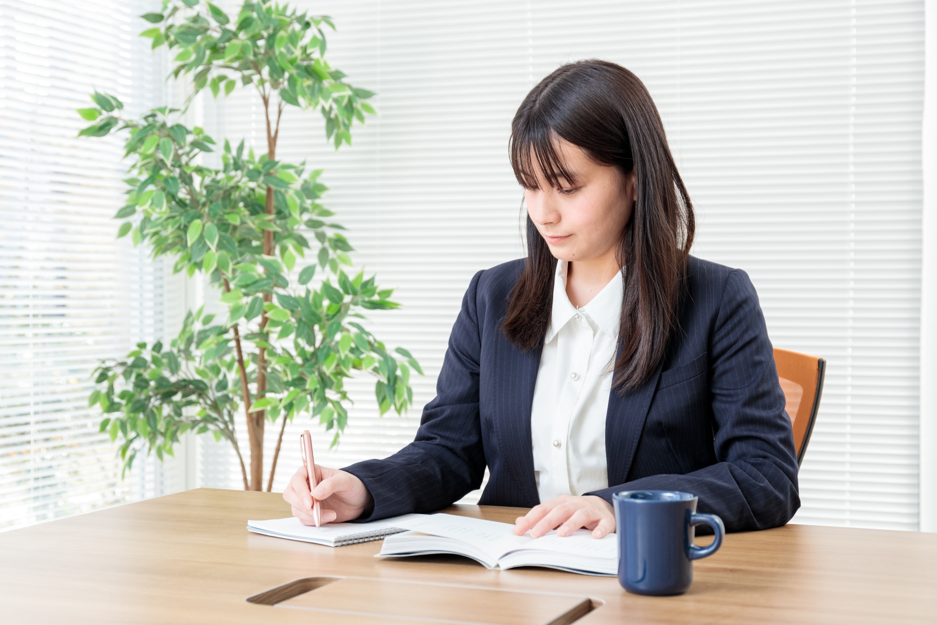書類作りや勉強をしている女性