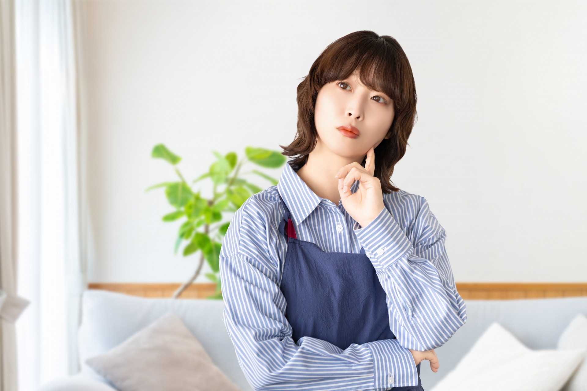 考えごとをする女性