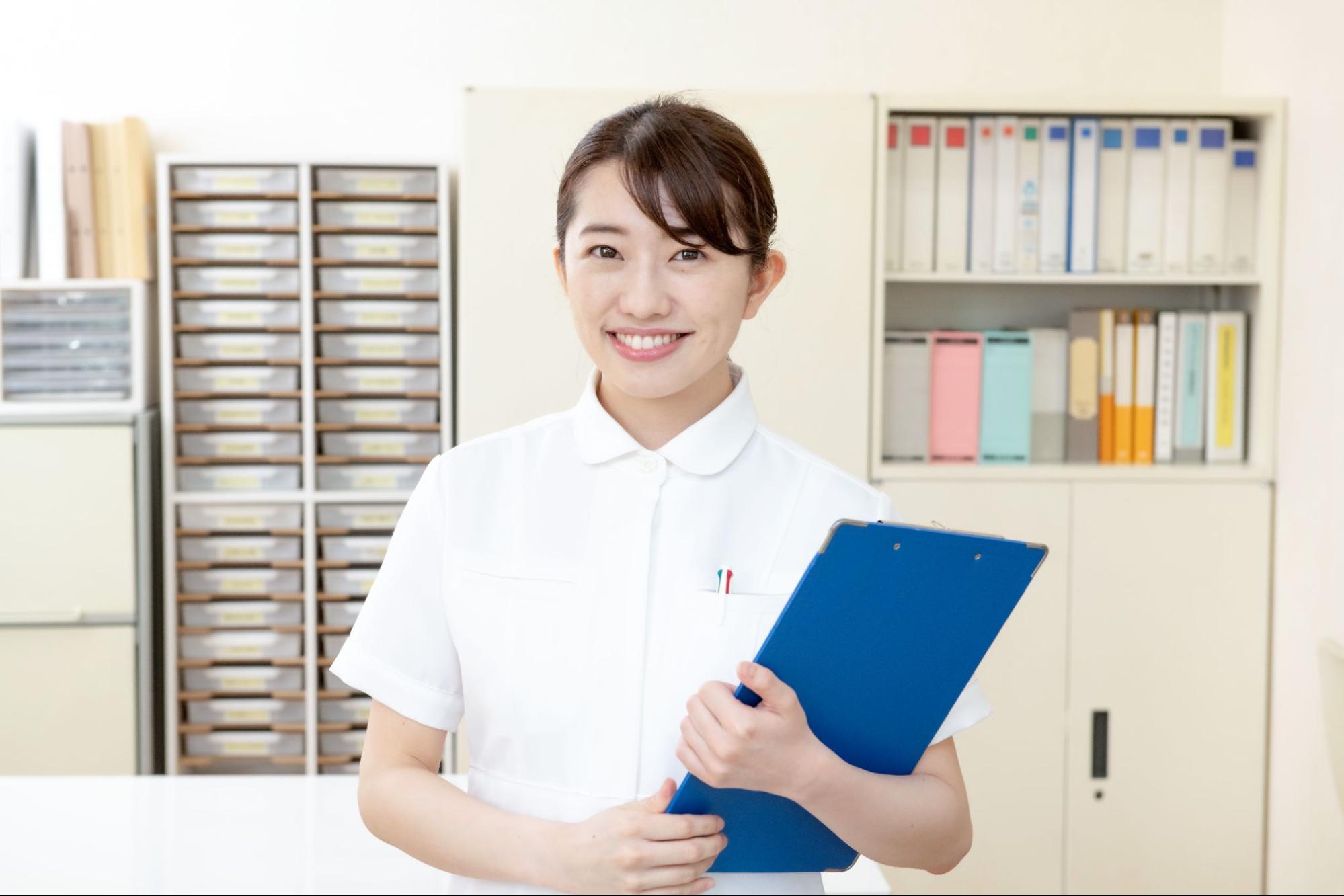 バインダーを持つ看護師