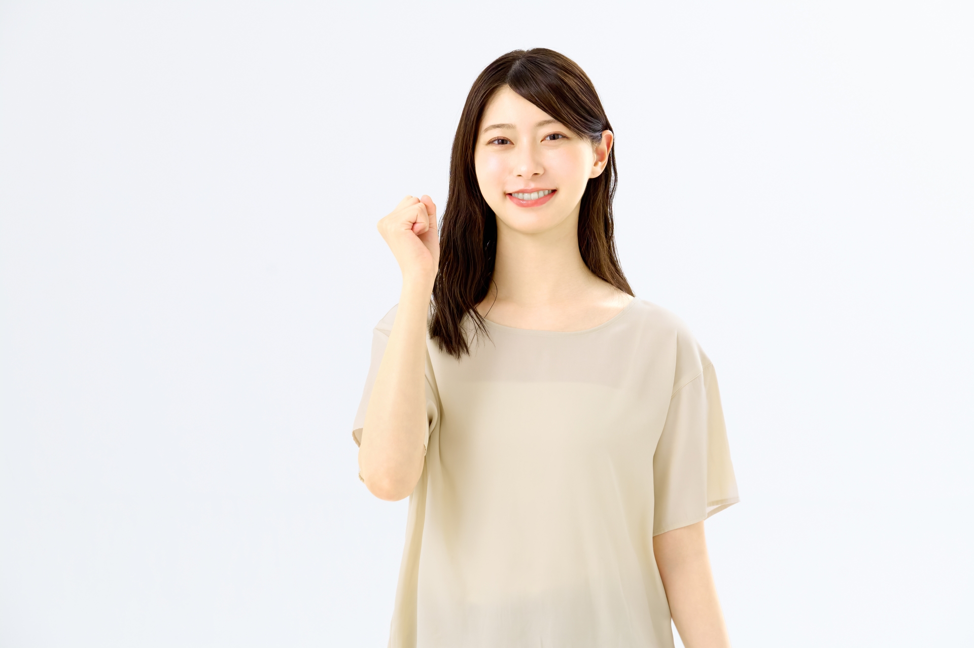 ガッツポーズをする女性