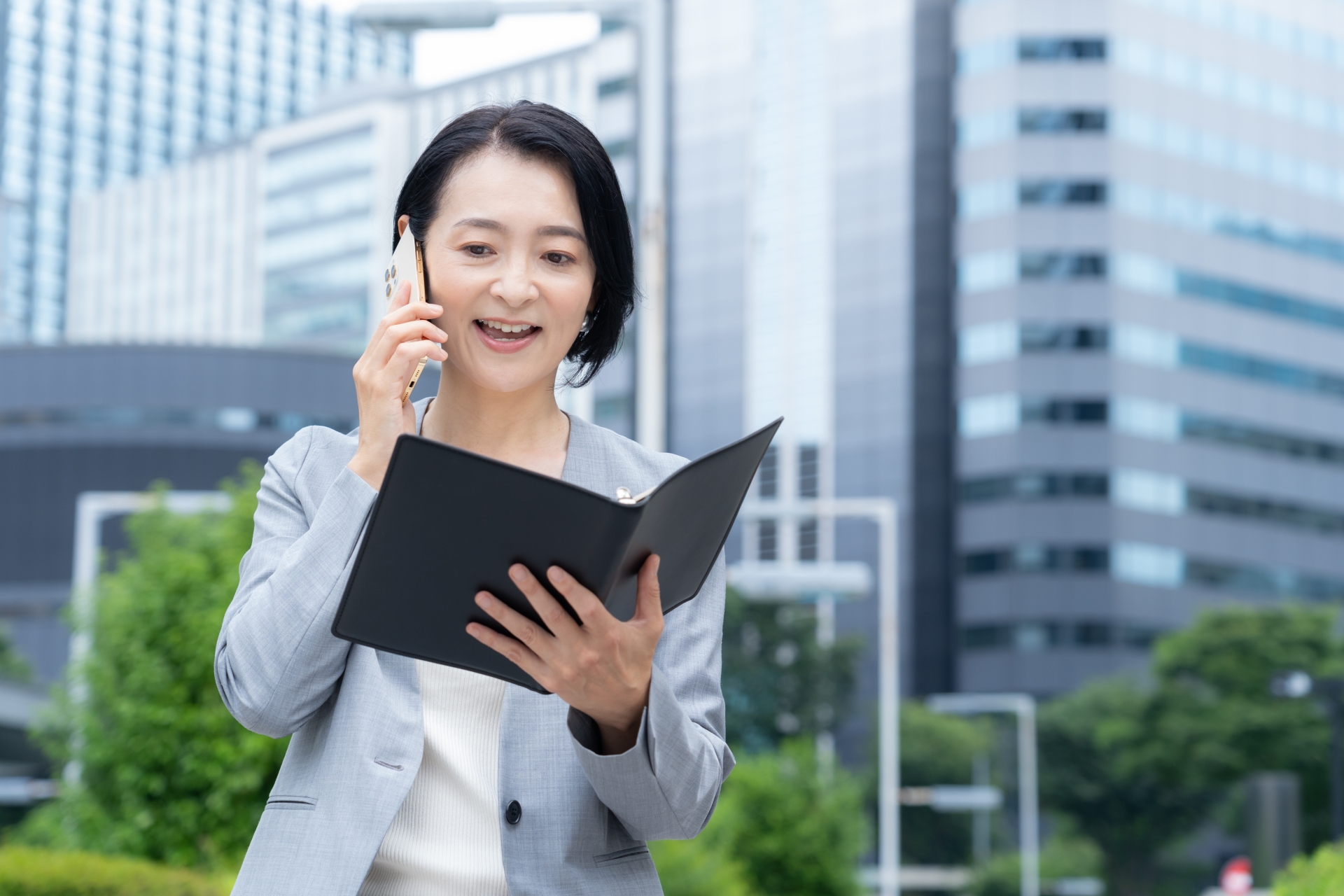 電話をするビジネスウーマン