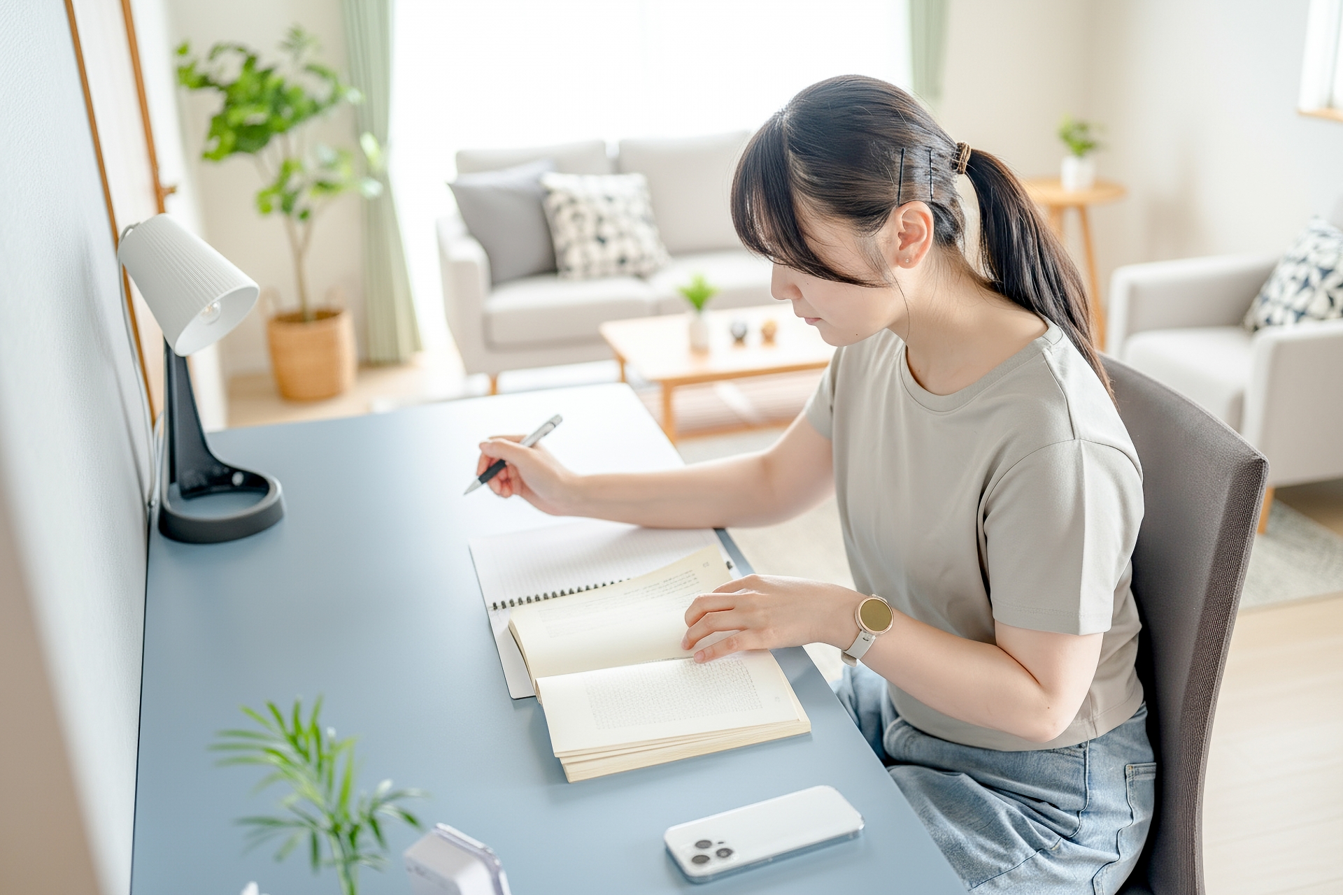 真面目に勉強する女性