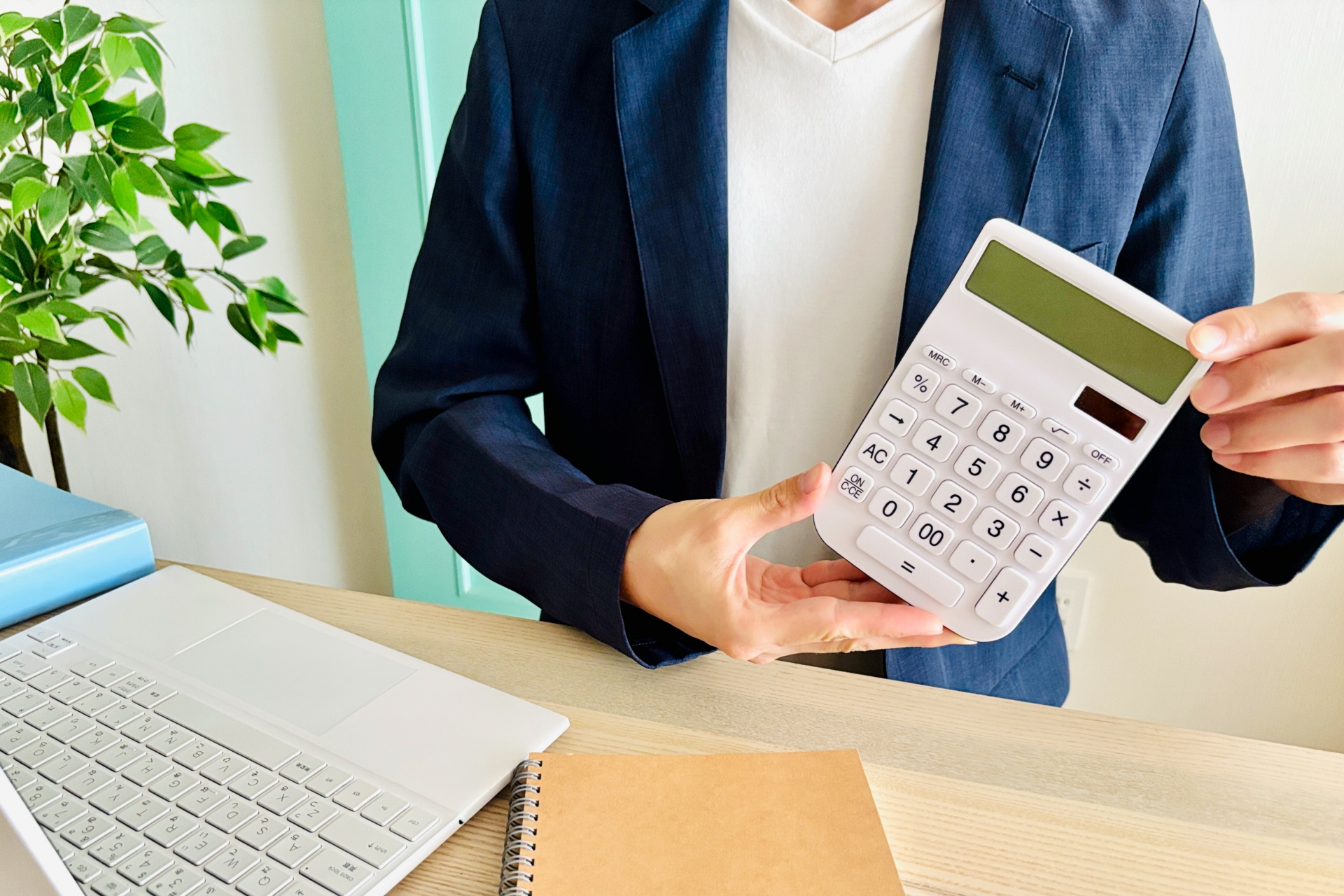 お金や資金について説明する男性