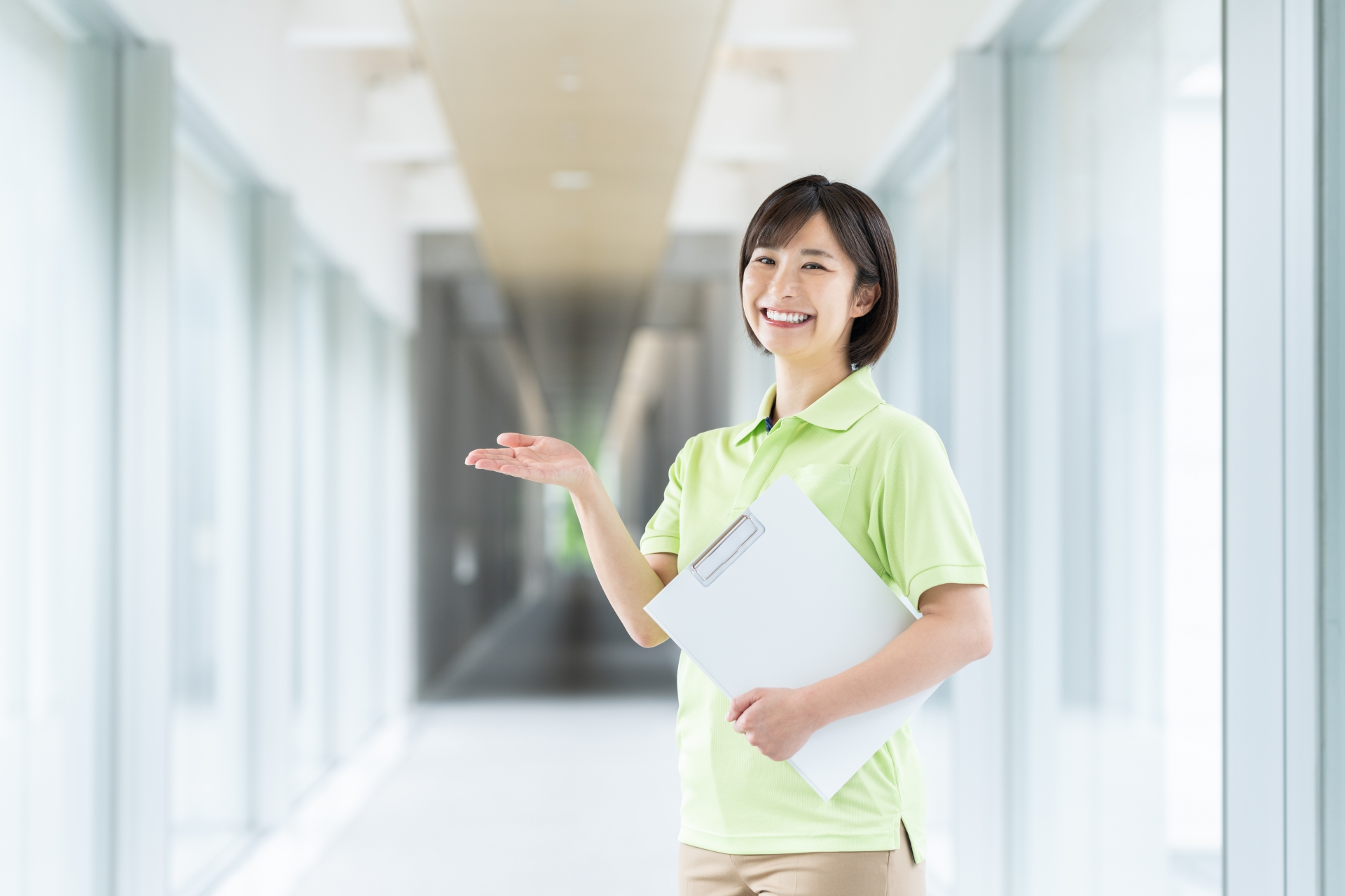 案内をする女性介護士