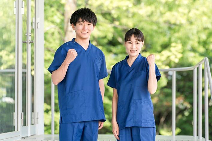 病院・施設の前にいる看護師・介護士・医者