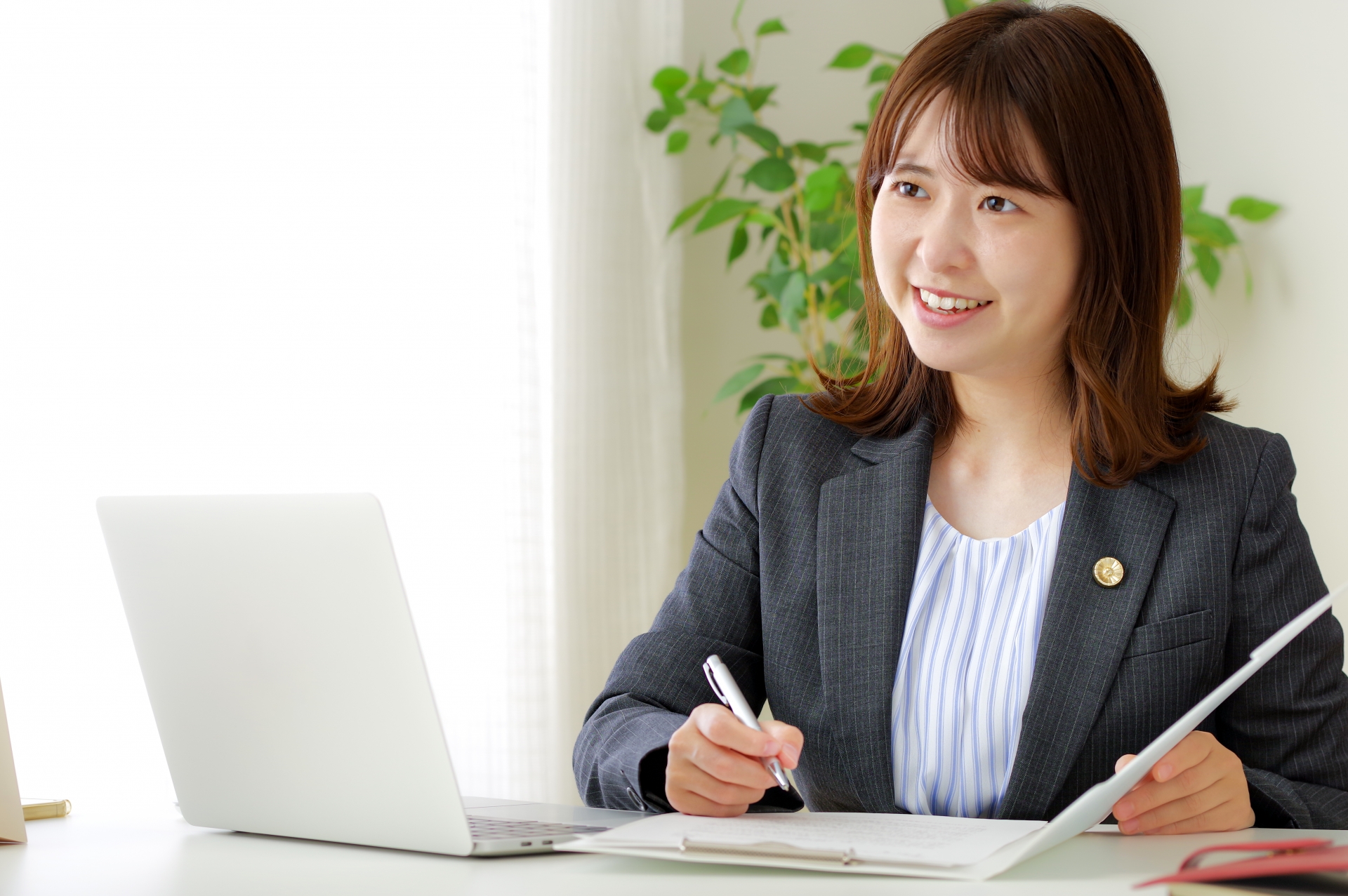 携帯を触る女性