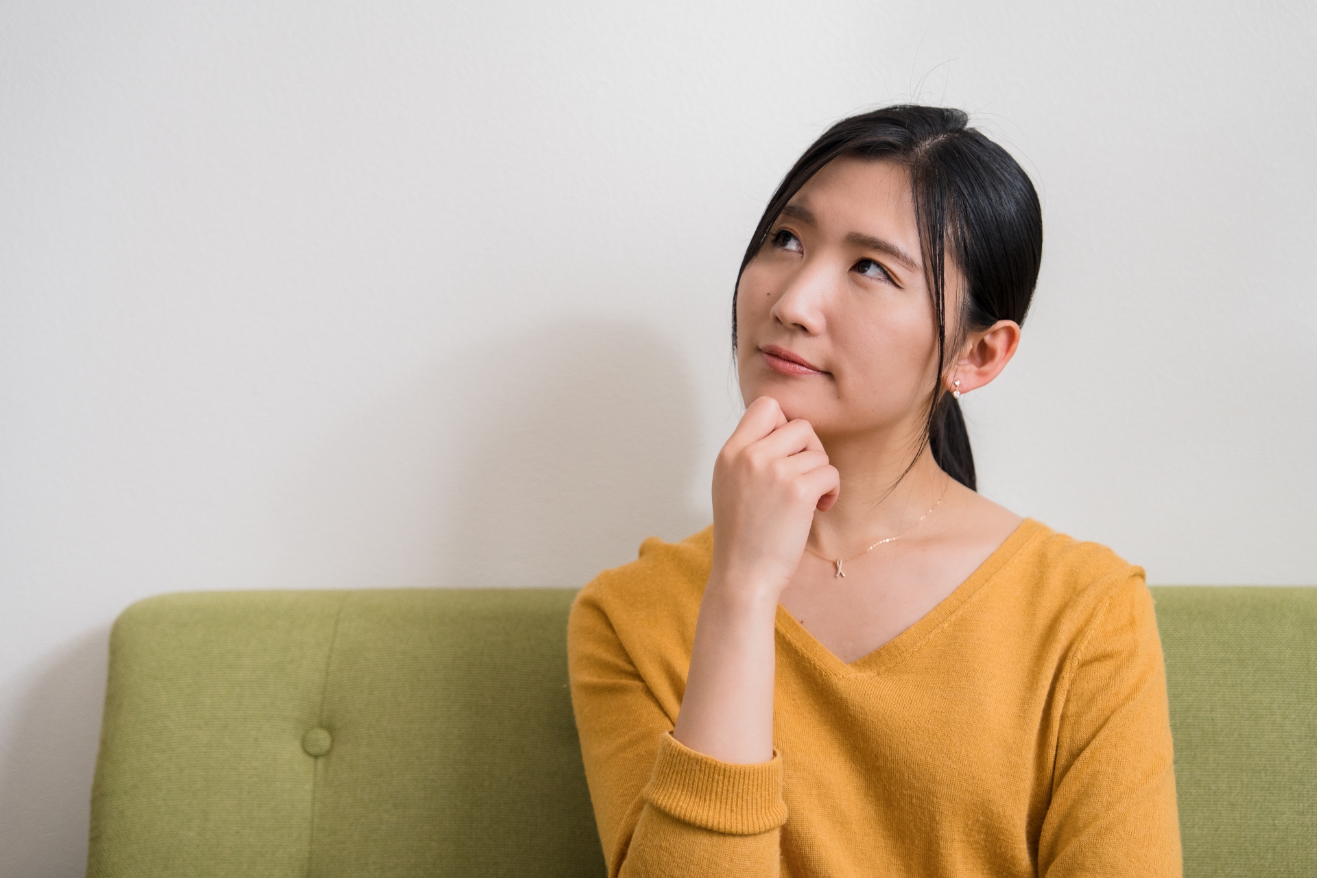 座って考える女性