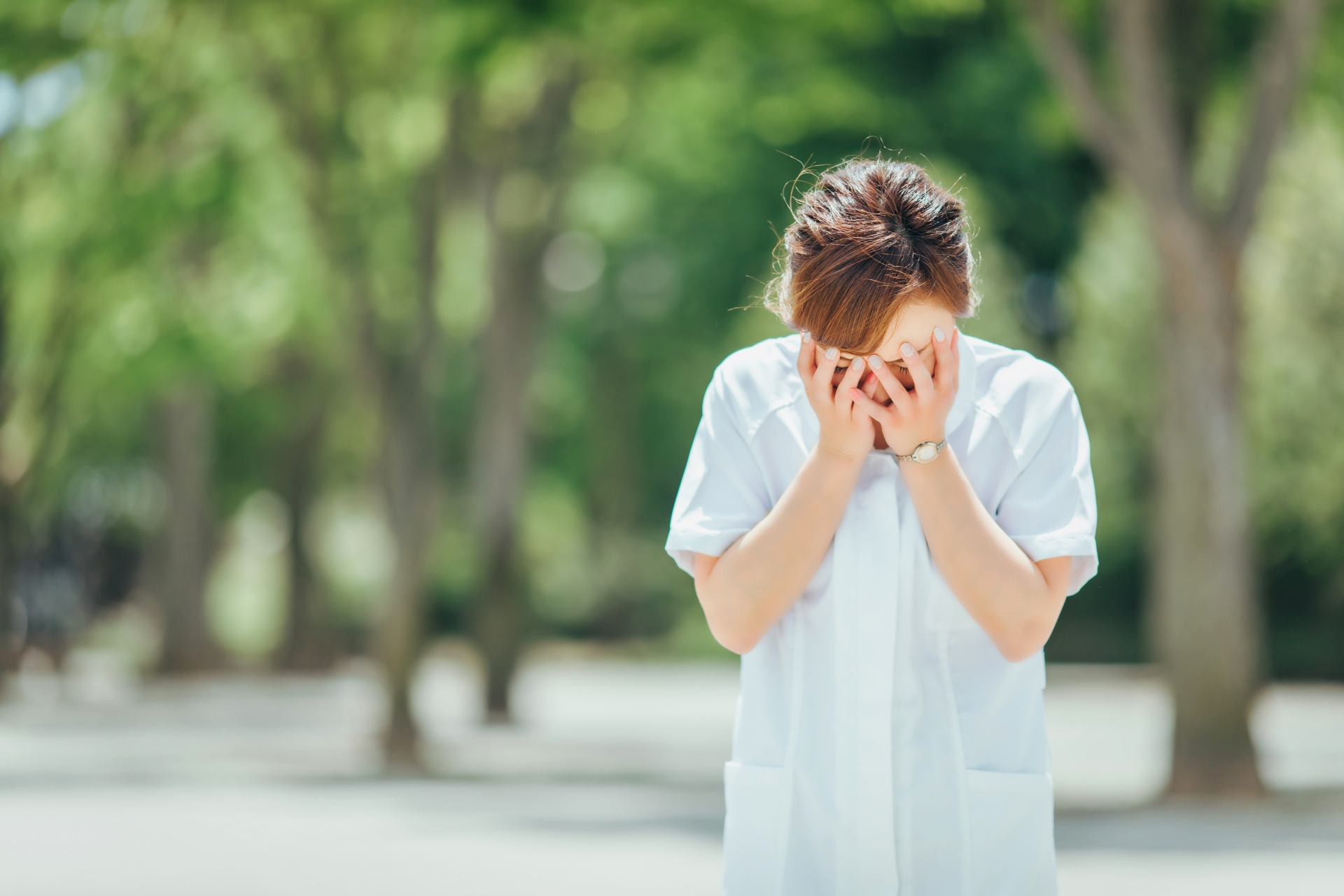 泣く白衣の女性