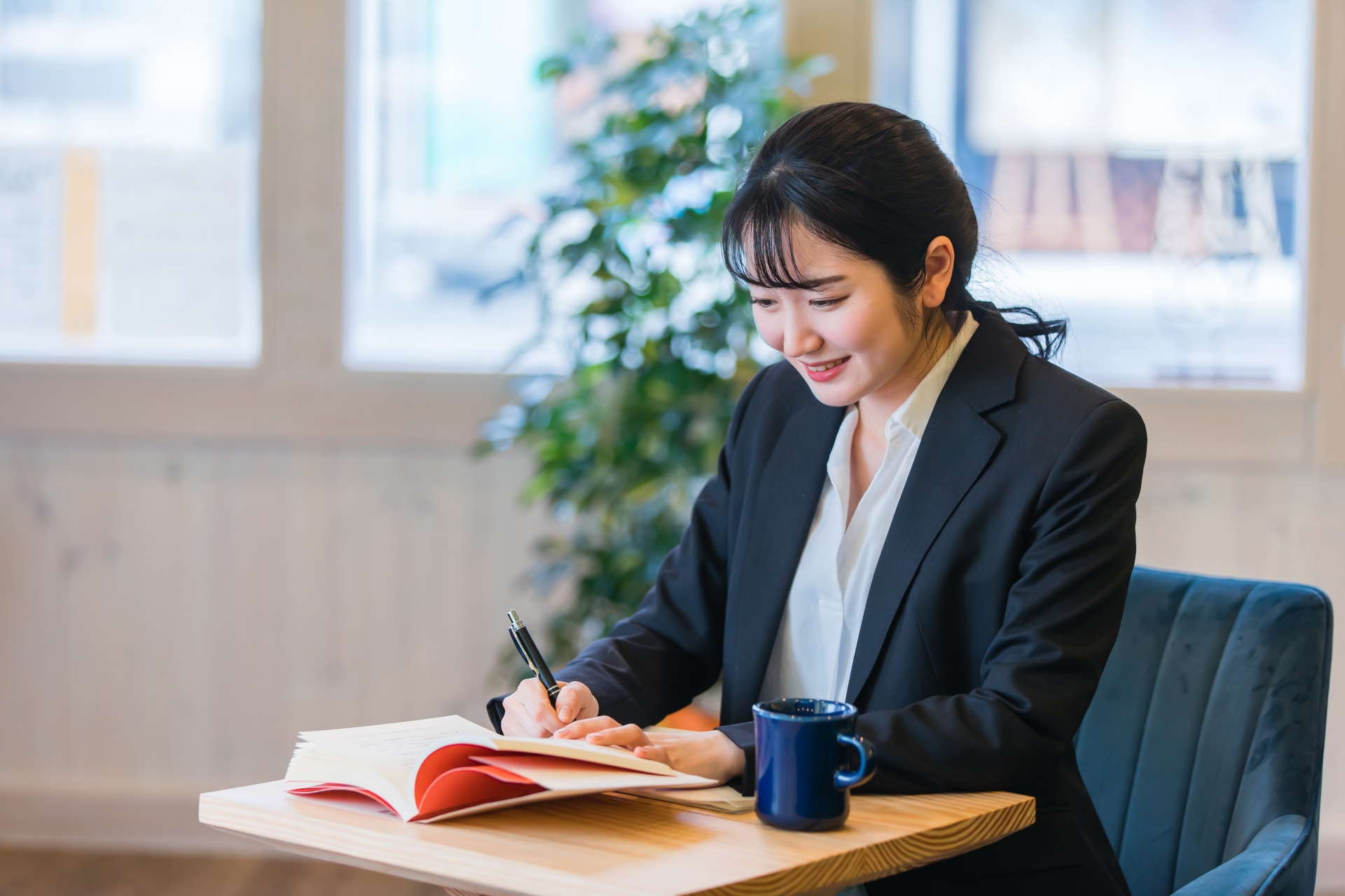 勉強する女性