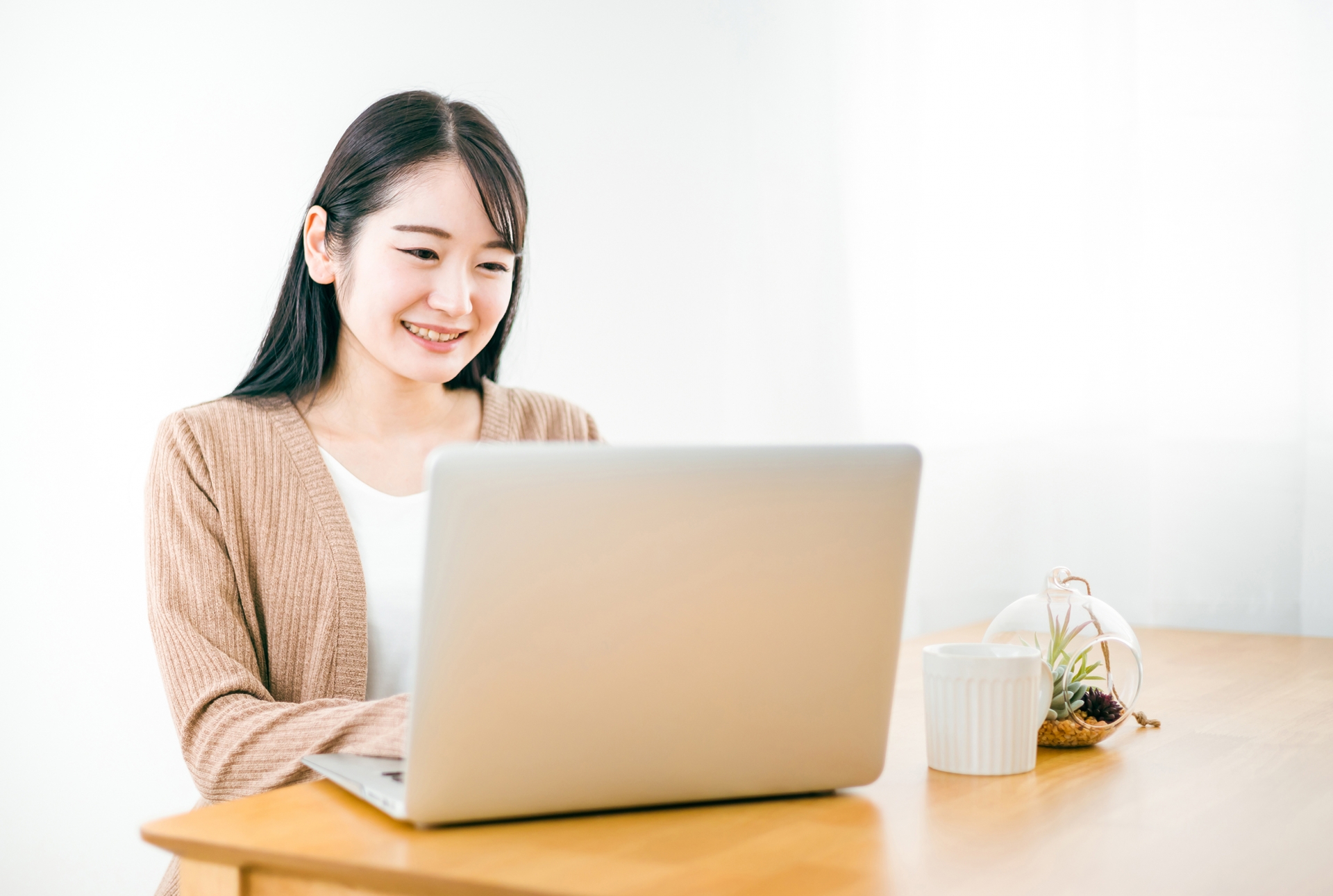 PCを触る女性