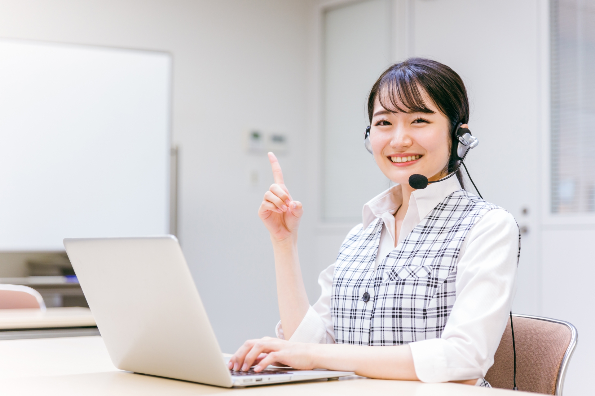 人差し指を立てる女性
