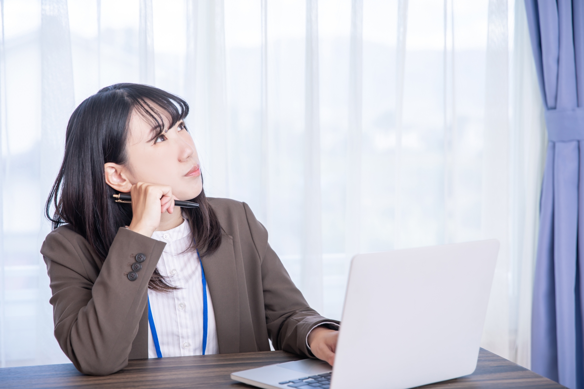 考えるビジネスウーマン　business