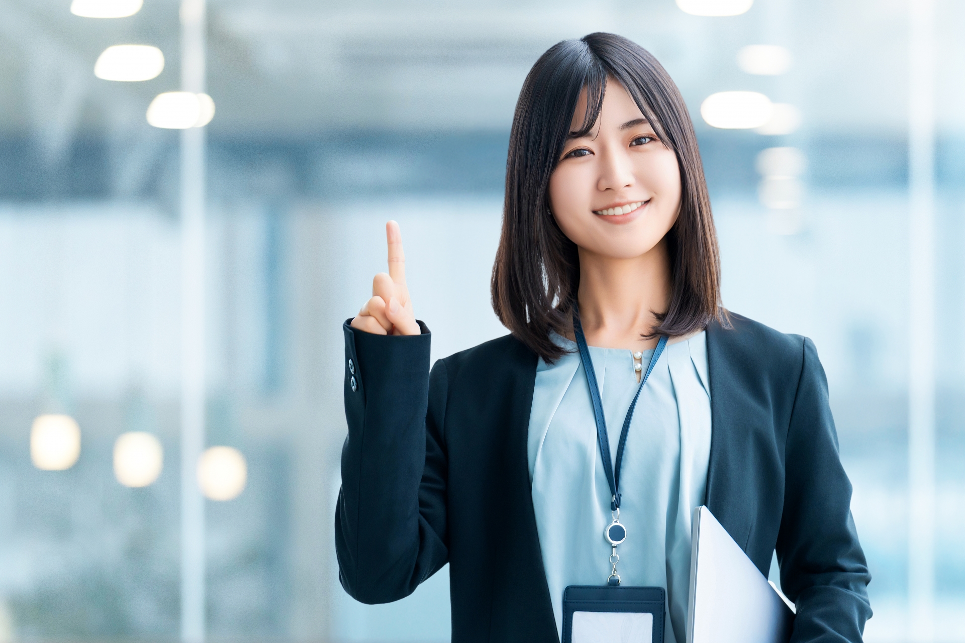 人差し指を立てている女性