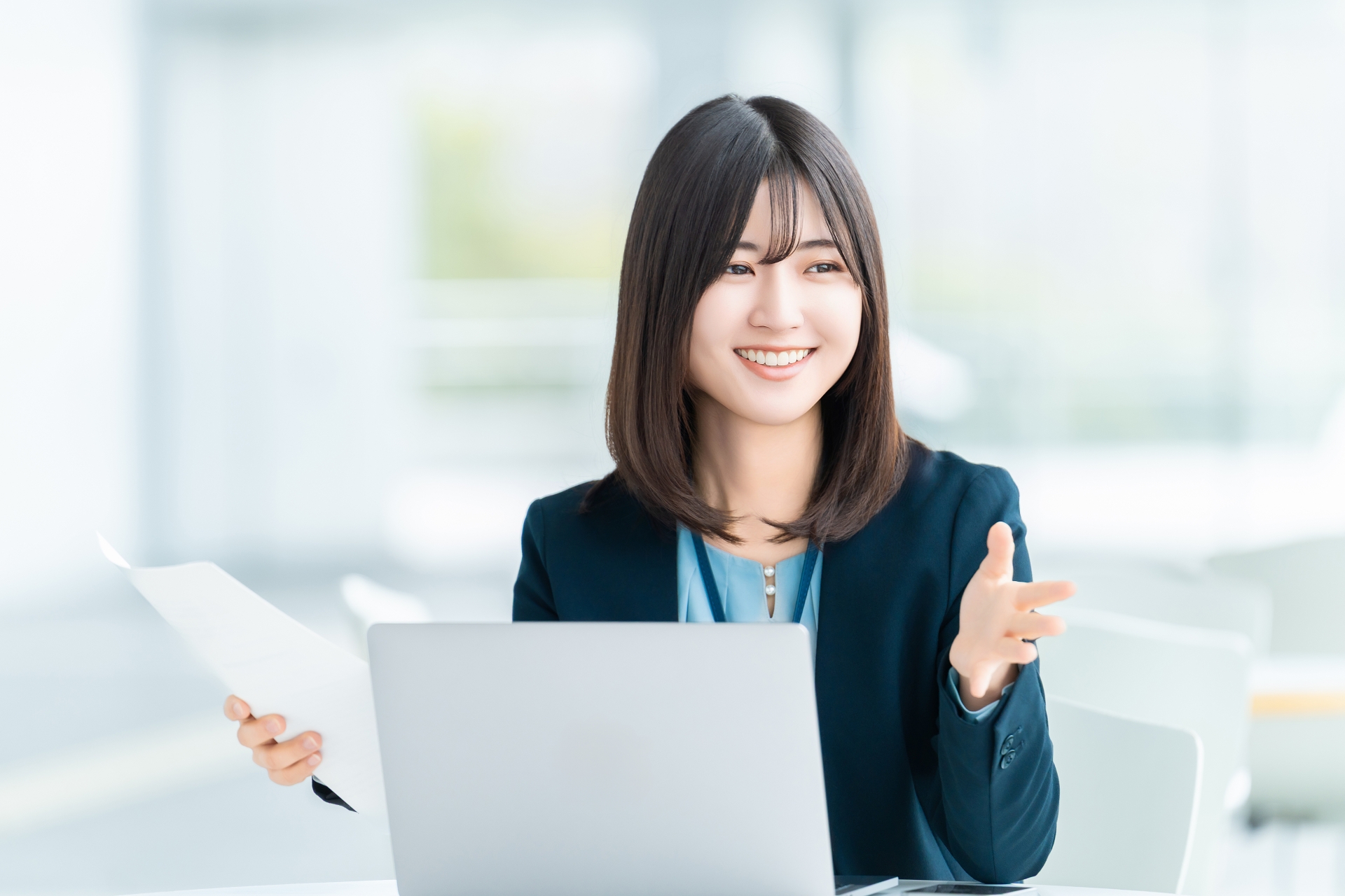 パソコンの前で話をする女性