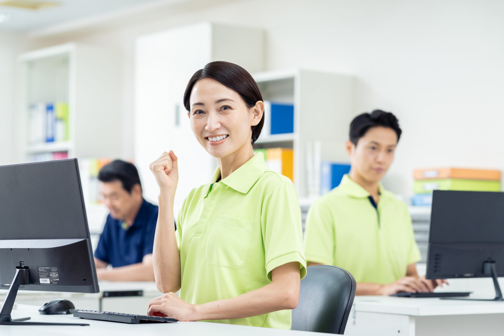 オフィスでガッツポーズをする女性