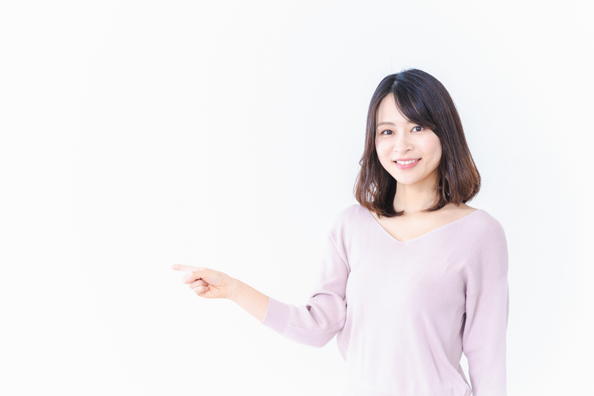 笑顔でおすすめを紹介する若い女性