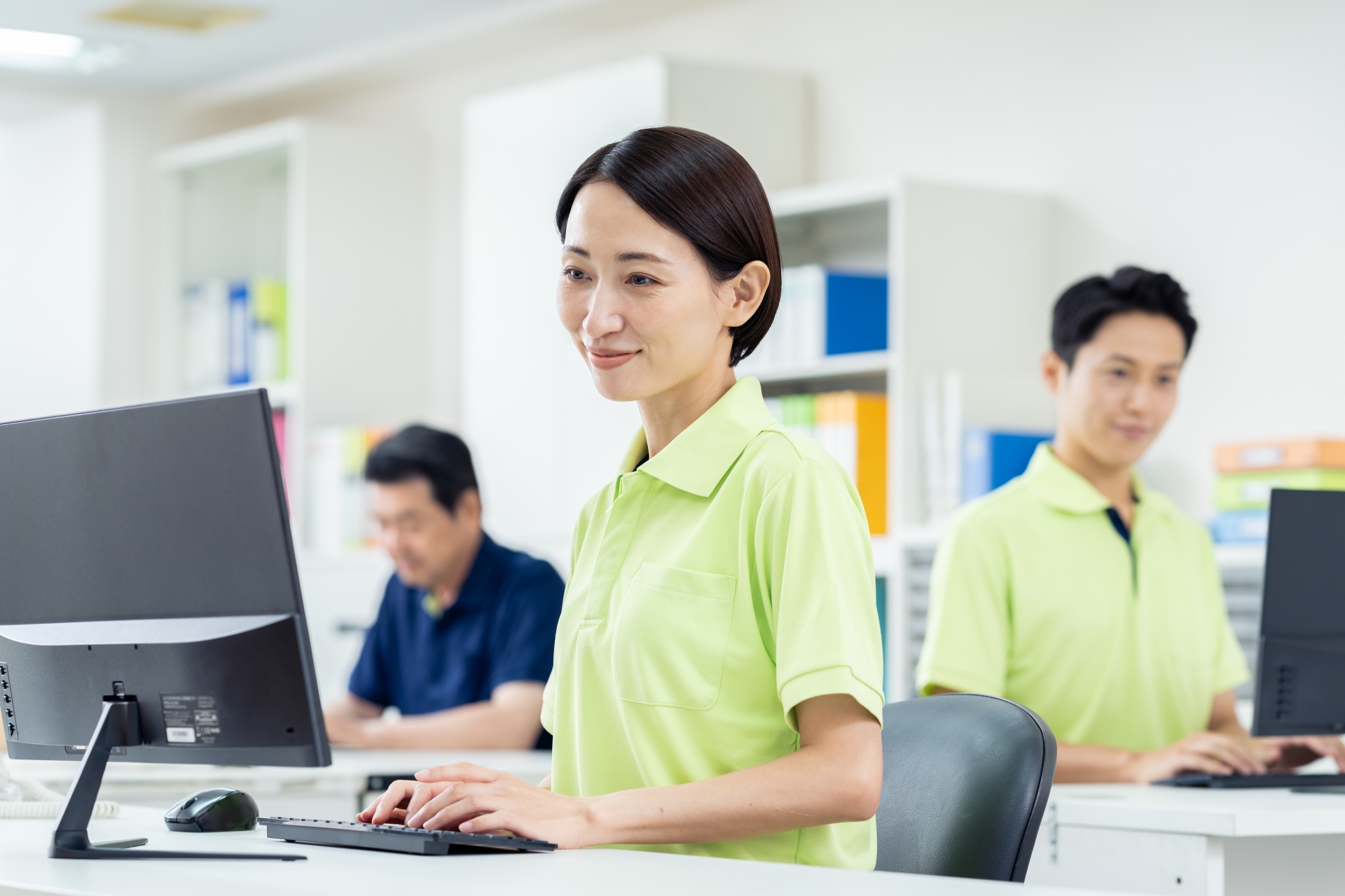 事務作業をする介護士