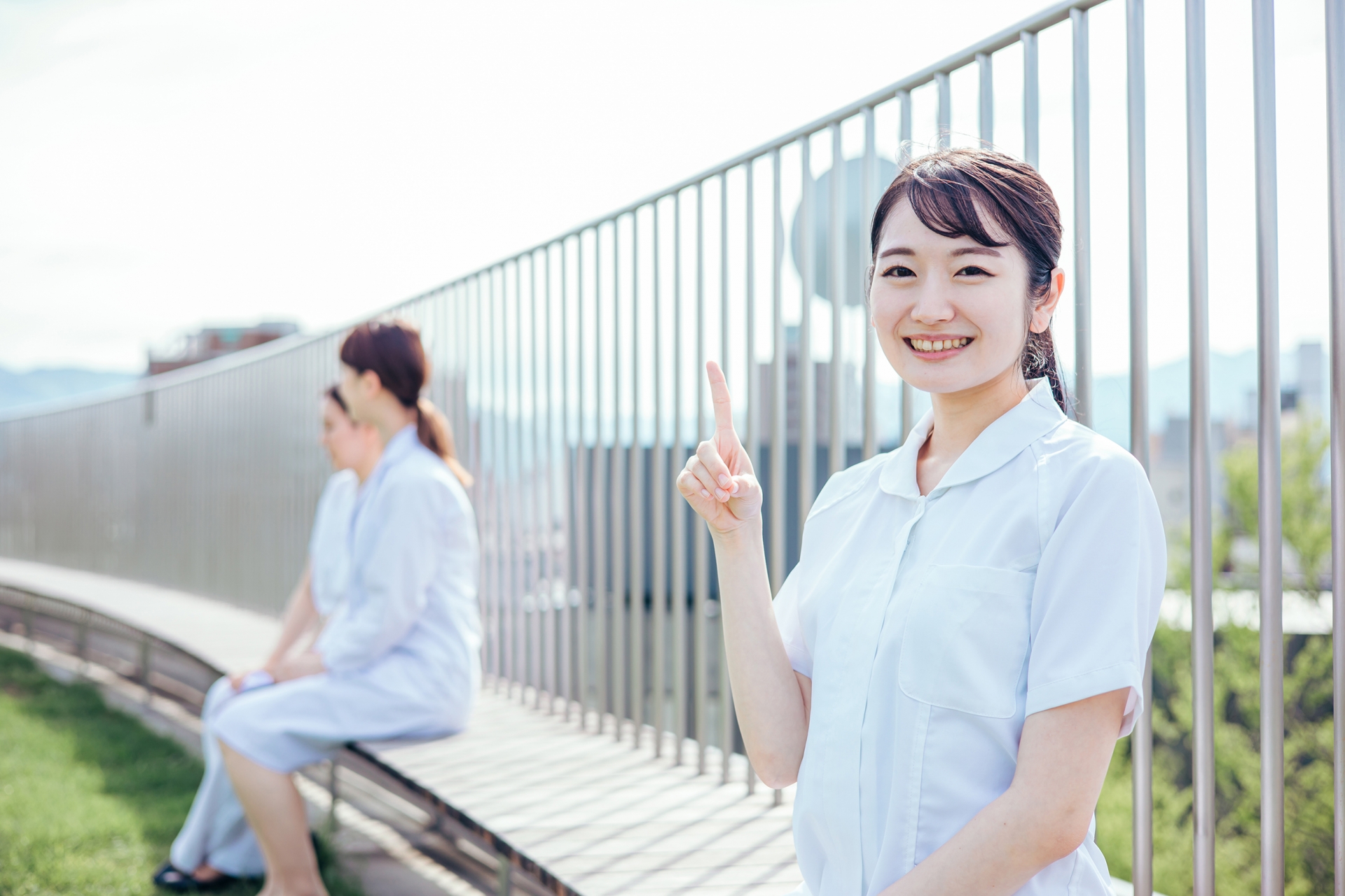 白衣を着た医療従事者の女性（看護師）