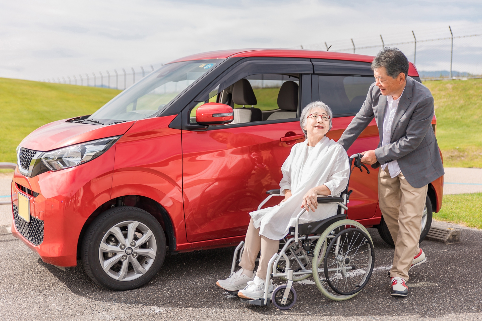 車椅子の高齢者女性と男性